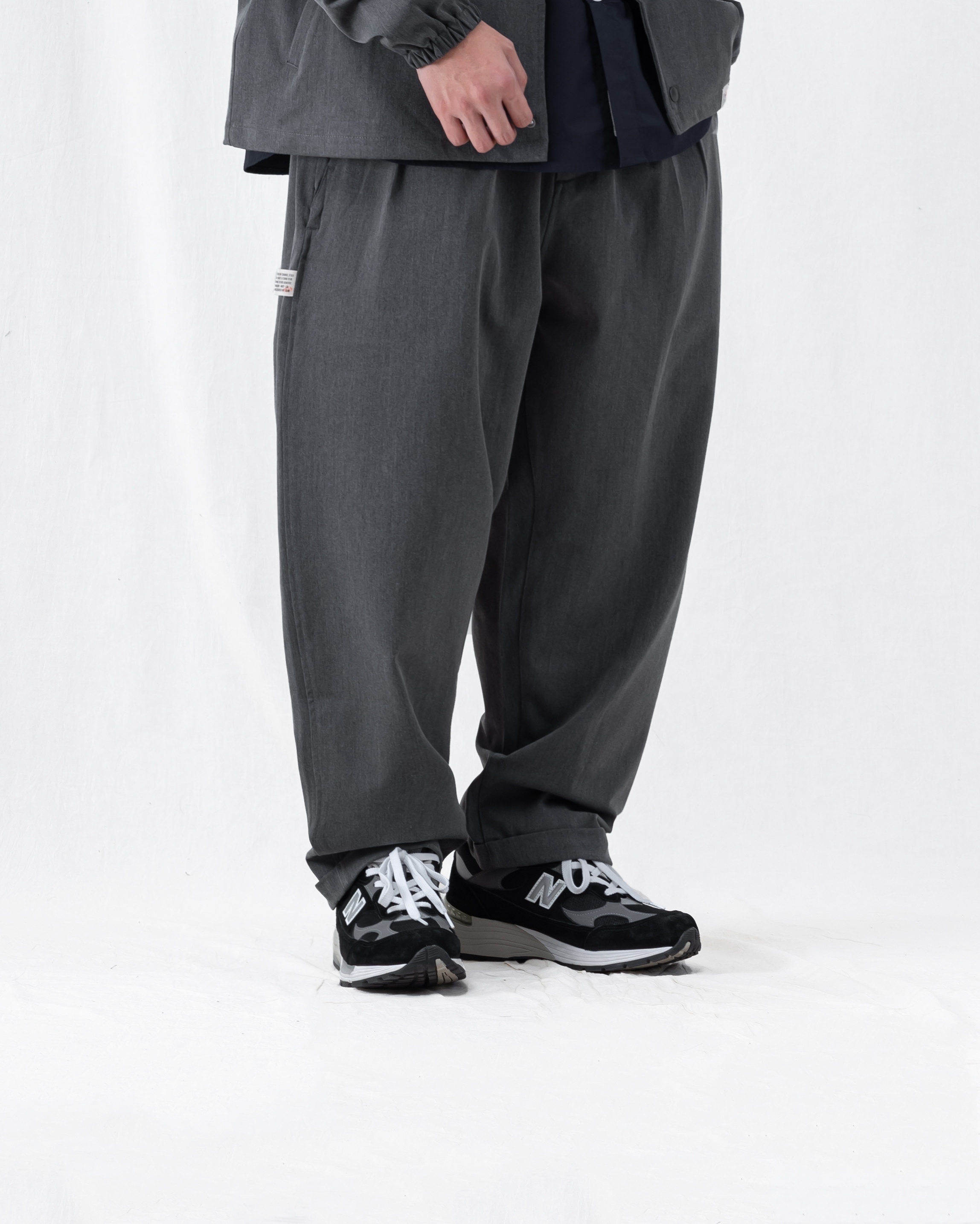 PERSEVERE SUITING PLEATED TAPERED TROUSERS 休閒感都會套裝 – 立體雙摺錐形休閒褲 淺灰右側面