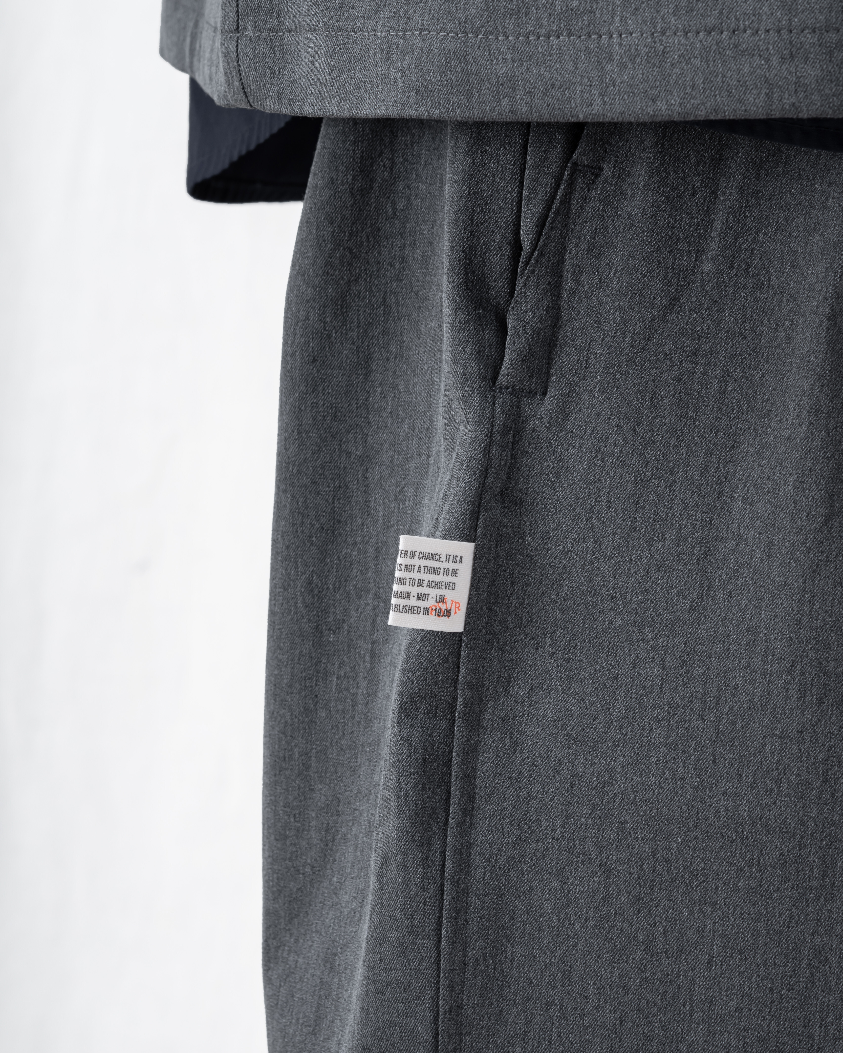 PERSEVERE SUITING PLEATED TAPERED TROUSERS 休閒感都會套裝 – 立體雙摺錐形休閒褲 淺灰右側咬標細節