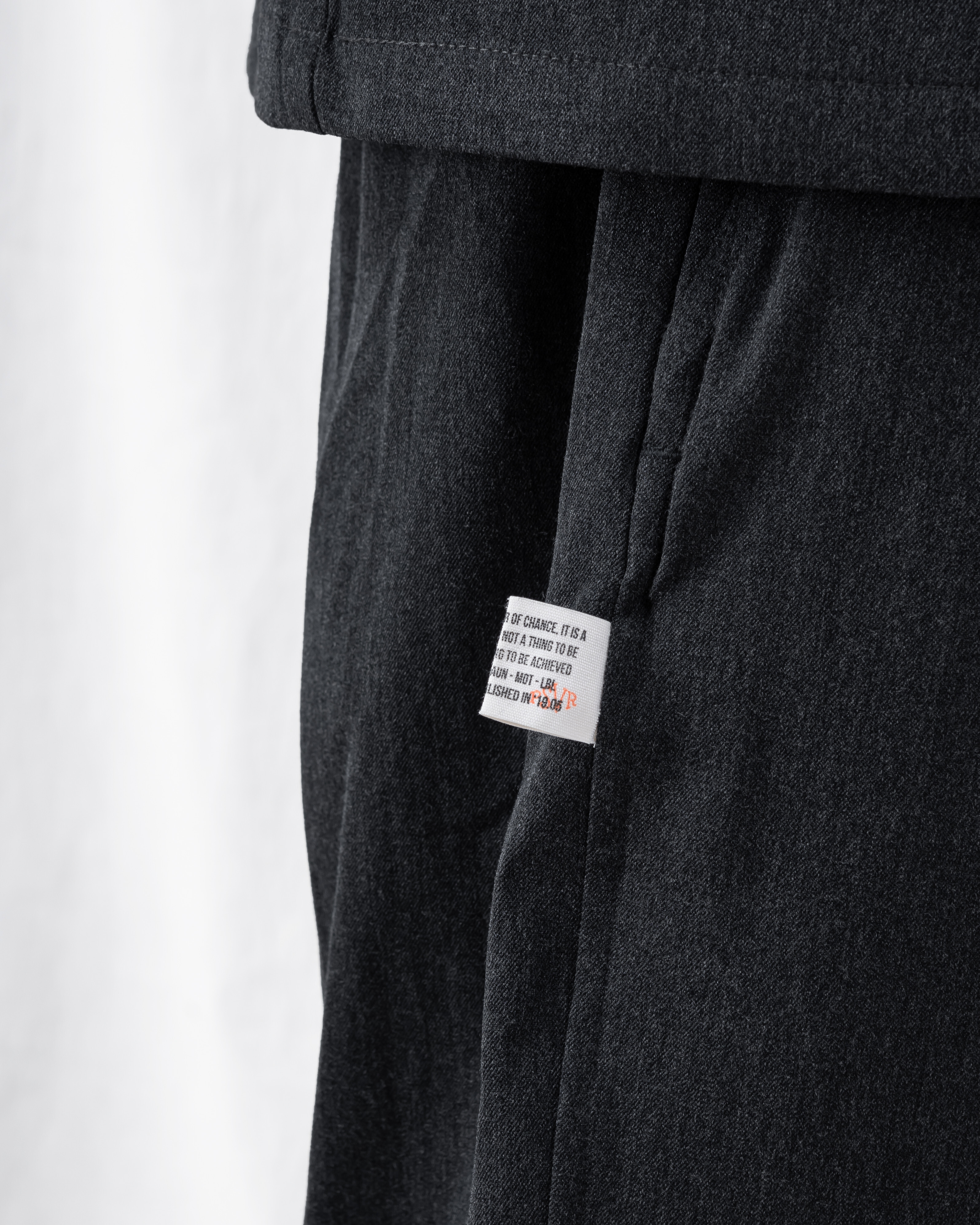 PERSEVERE SUITING PLEATED TAPERED TROUSERS 休閒感都會套裝 – 立體雙摺錐形休閒褲 深灰右側咬標細節