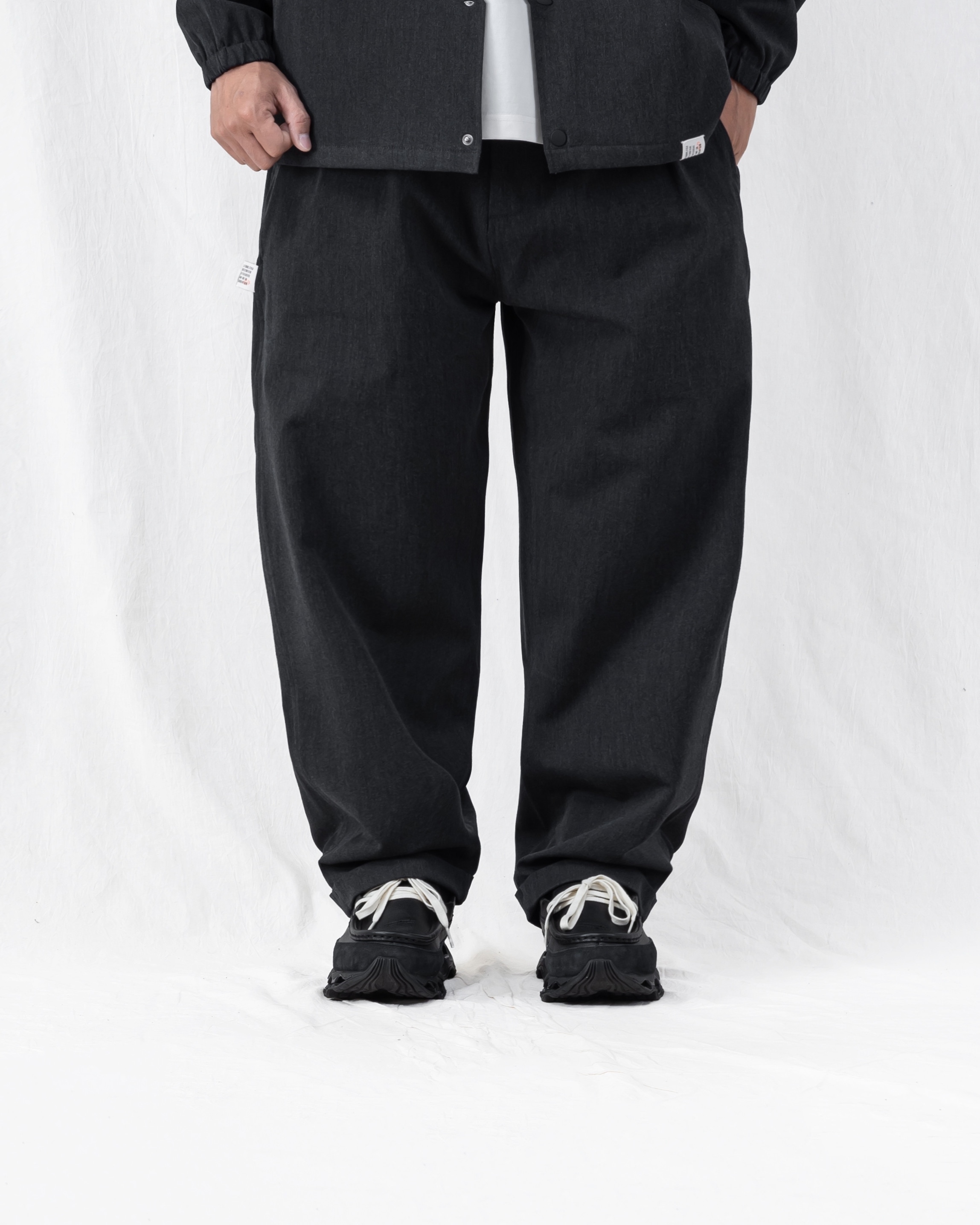 PERSEVERE SUITING PLEATED TAPERED TROUSERS 休閒感都會套裝 – 立體雙摺錐形休閒褲 深灰正面