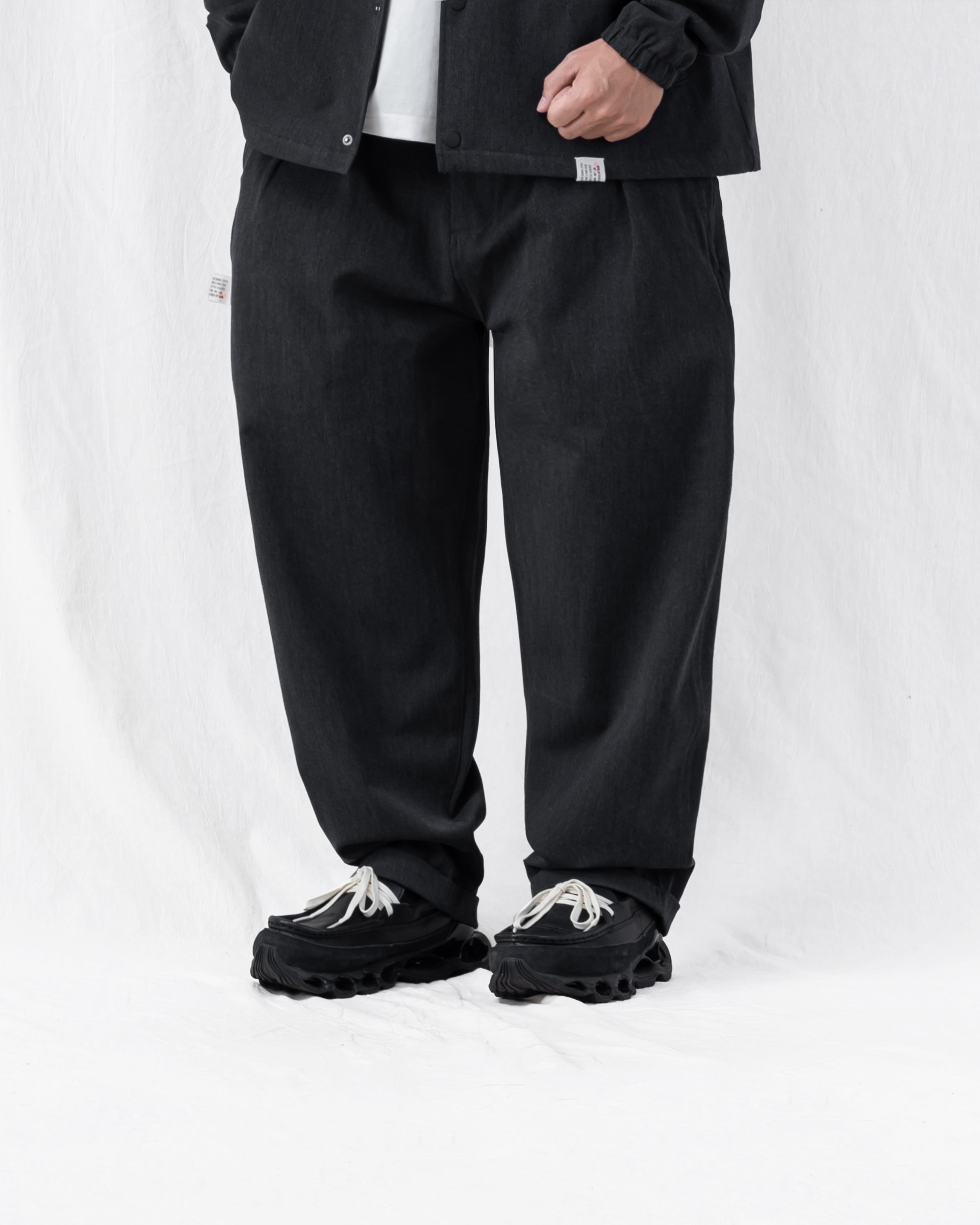 PERSEVERE SUITING PLEATED TAPERED TROUSERS 休閒感都會套裝 – 立體雙摺錐形休閒褲 深灰左側面