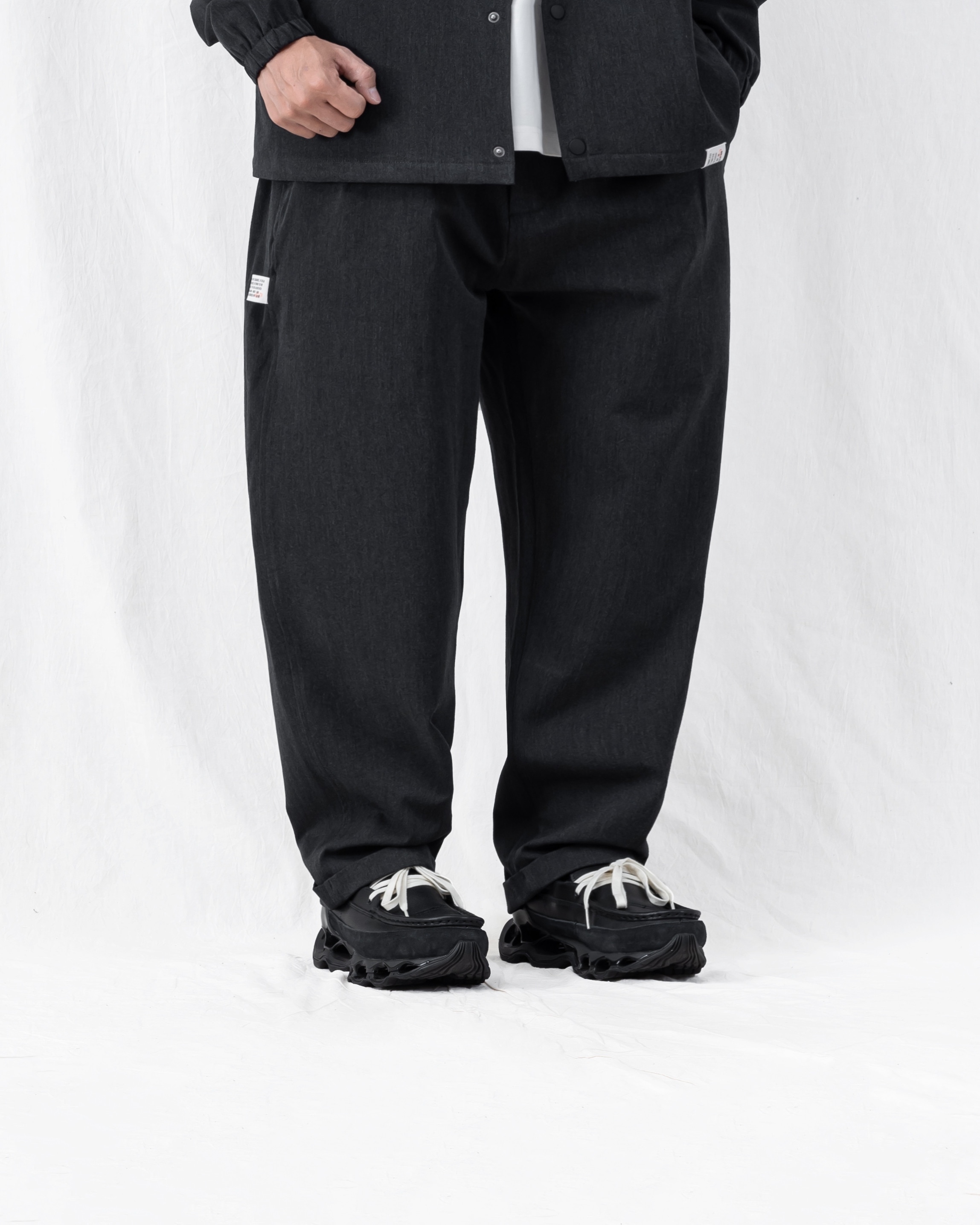 PERSEVERE SUITING PLEATED TAPERED TROUSERS 休閒感都會套裝 – 立體雙摺錐形休閒褲 深灰右側面