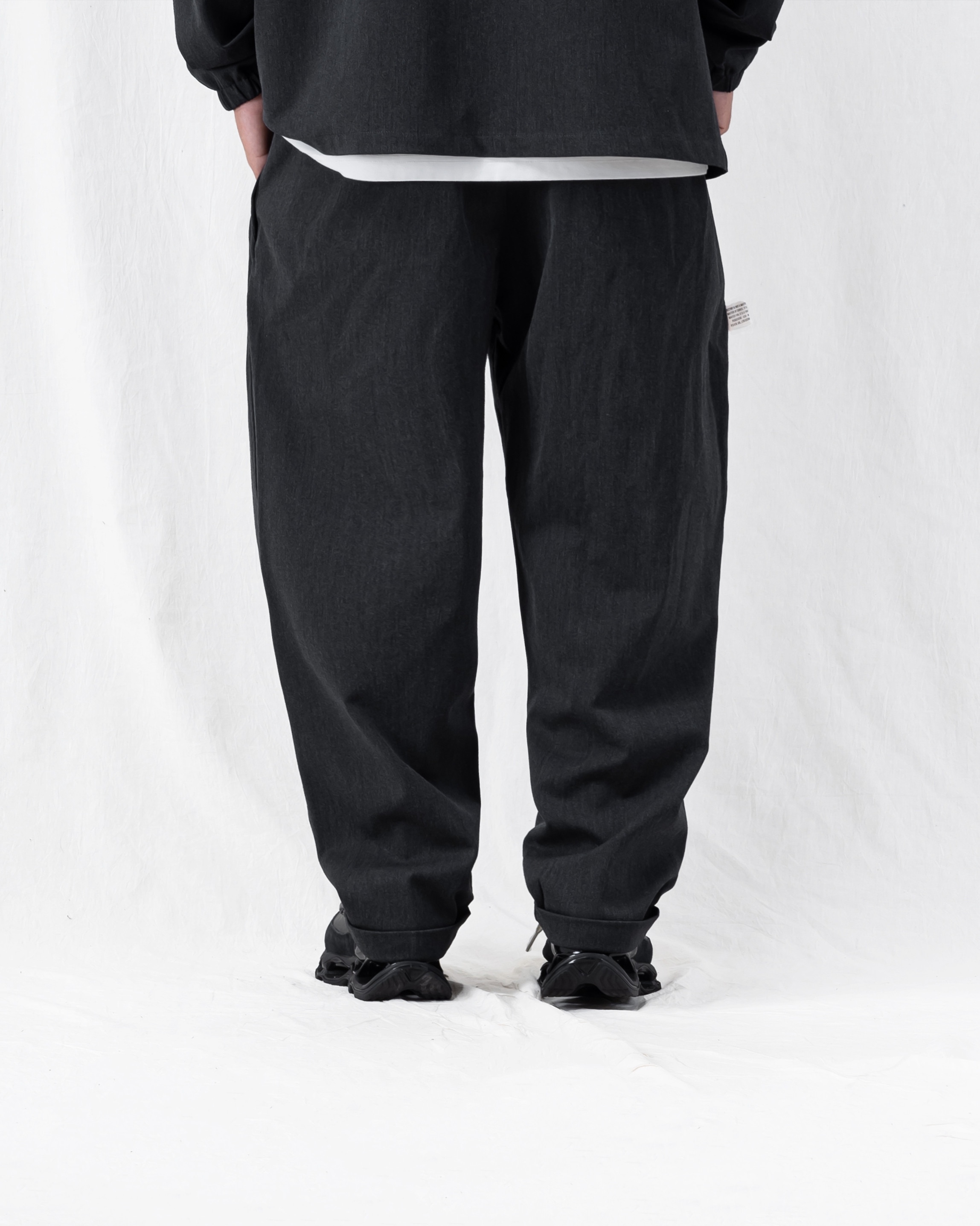 PERSEVERE SUITING PLEATED TAPERED TROUSERS 休閒感都會套裝 – 立體雙摺錐形休閒褲 深灰背面