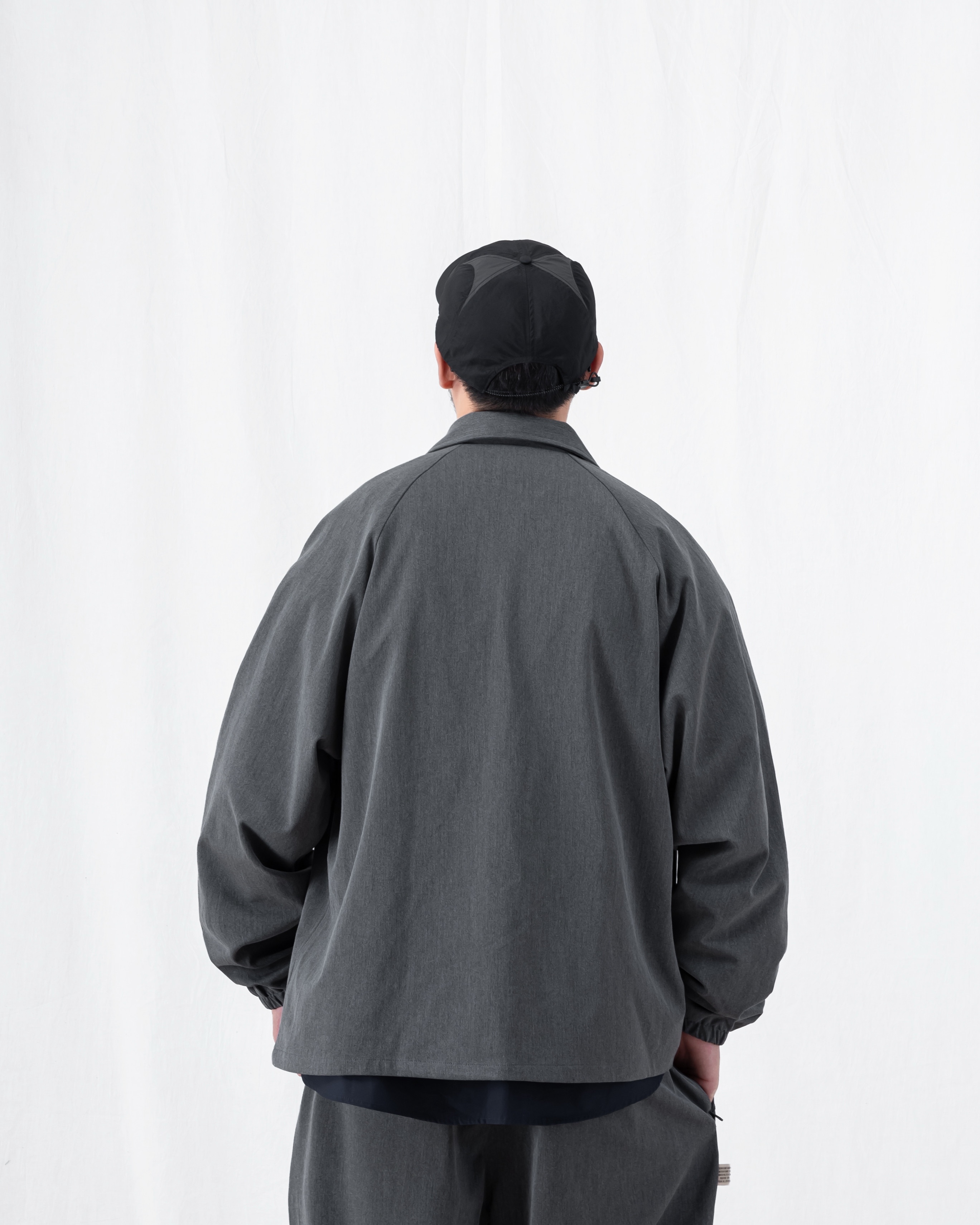 PERSEVERE SUITING PLEATED TAPERED TROUSERS 休閒感都會套裝 – 教練外套 淺灰背面照