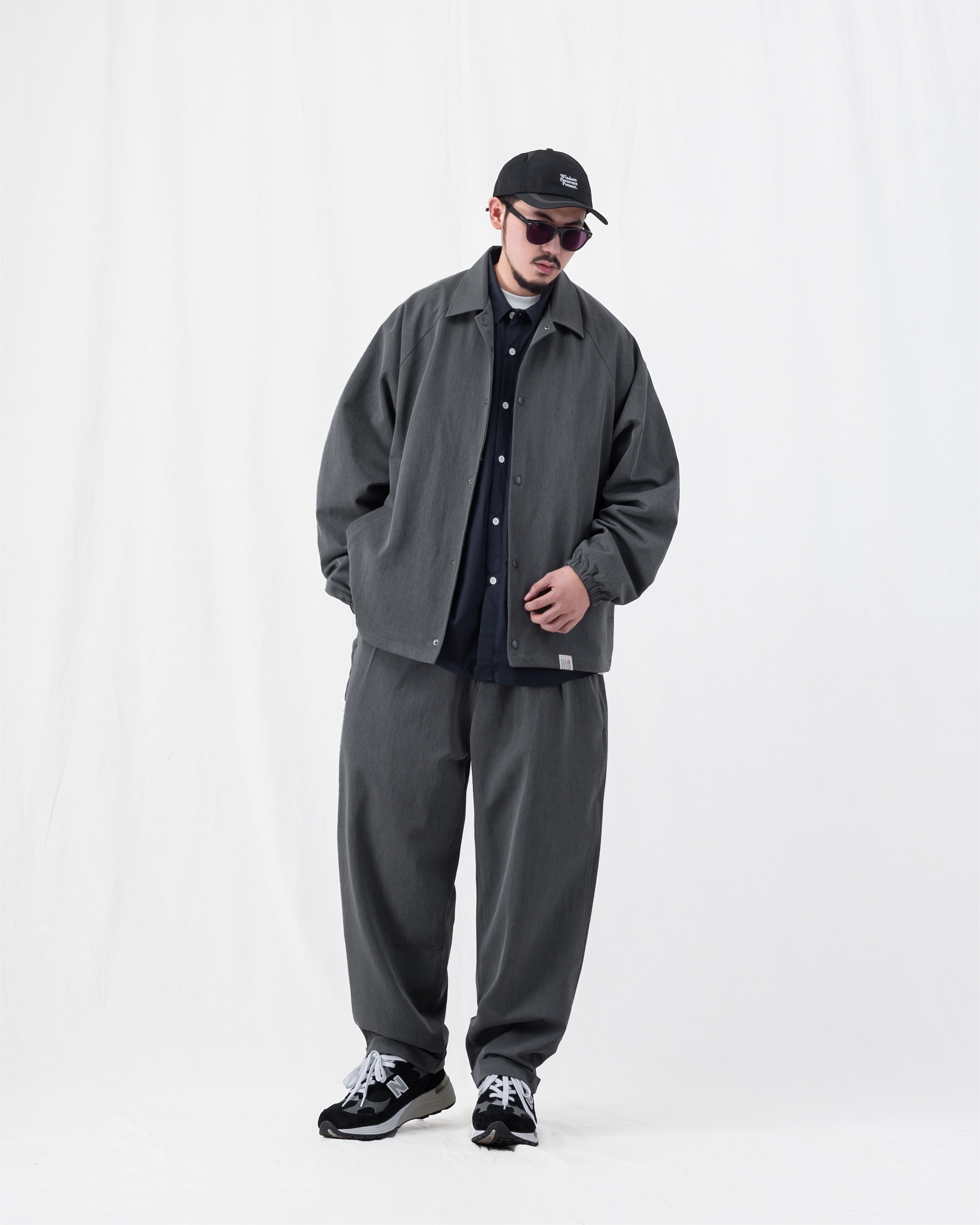 PERSEVERE SUITING PLEATED TAPERED TROUSERS 休閒感都會套裝 – 教練外套 淺灰正面全套