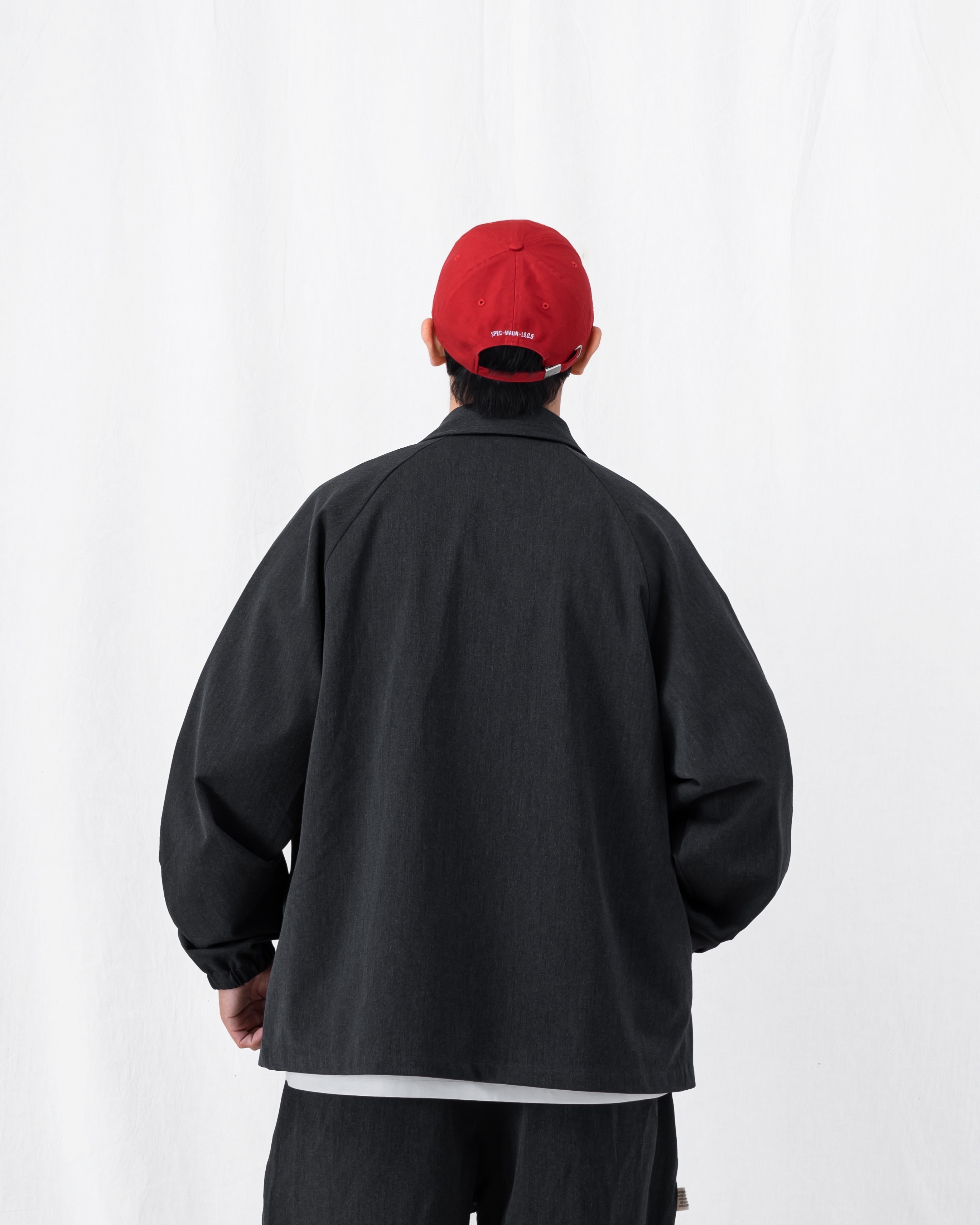 PERSEVERE SUITING PLEATED TAPERED TROUSERS 休閒感都會套裝 – 教練外套 深灰背面照