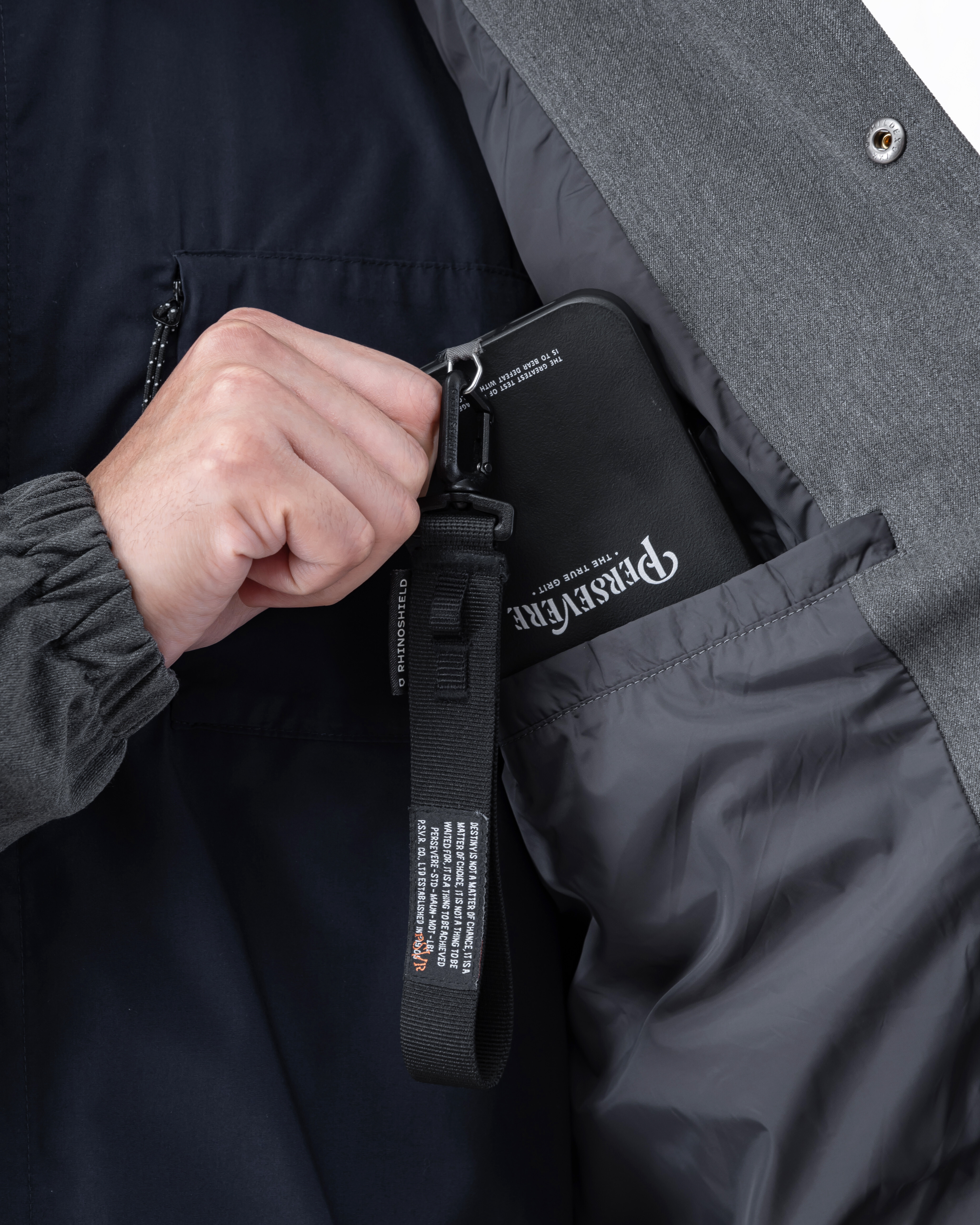 PERSEVERE SUITING PLEATED TAPERED TROUSERS 休閒感都會套裝 – 教練外套 淺灰左內側口袋細節