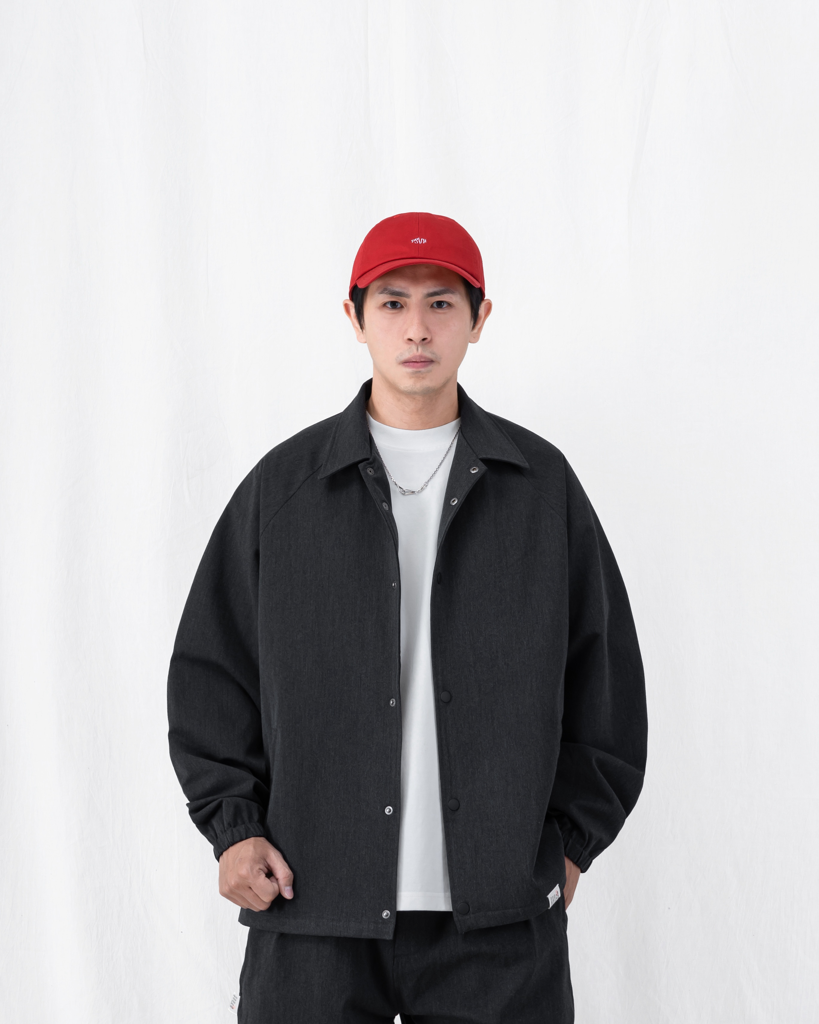 PERSEVERE SUITING PLEATED TAPERED TROUSERS 休閒感都會套裝 – 教練外套 深灰正面照