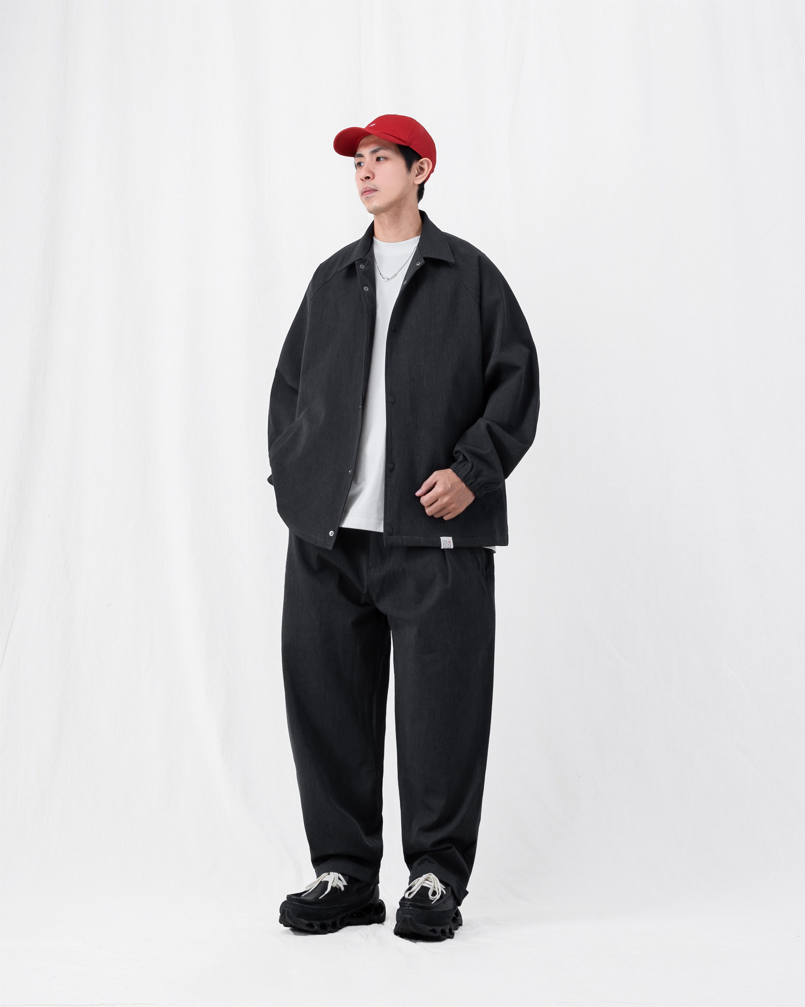 PERSEVERE SUITING PLEATED TAPERED TROUSERS 休閒感都會套裝 – 教練外套 深灰正面全套