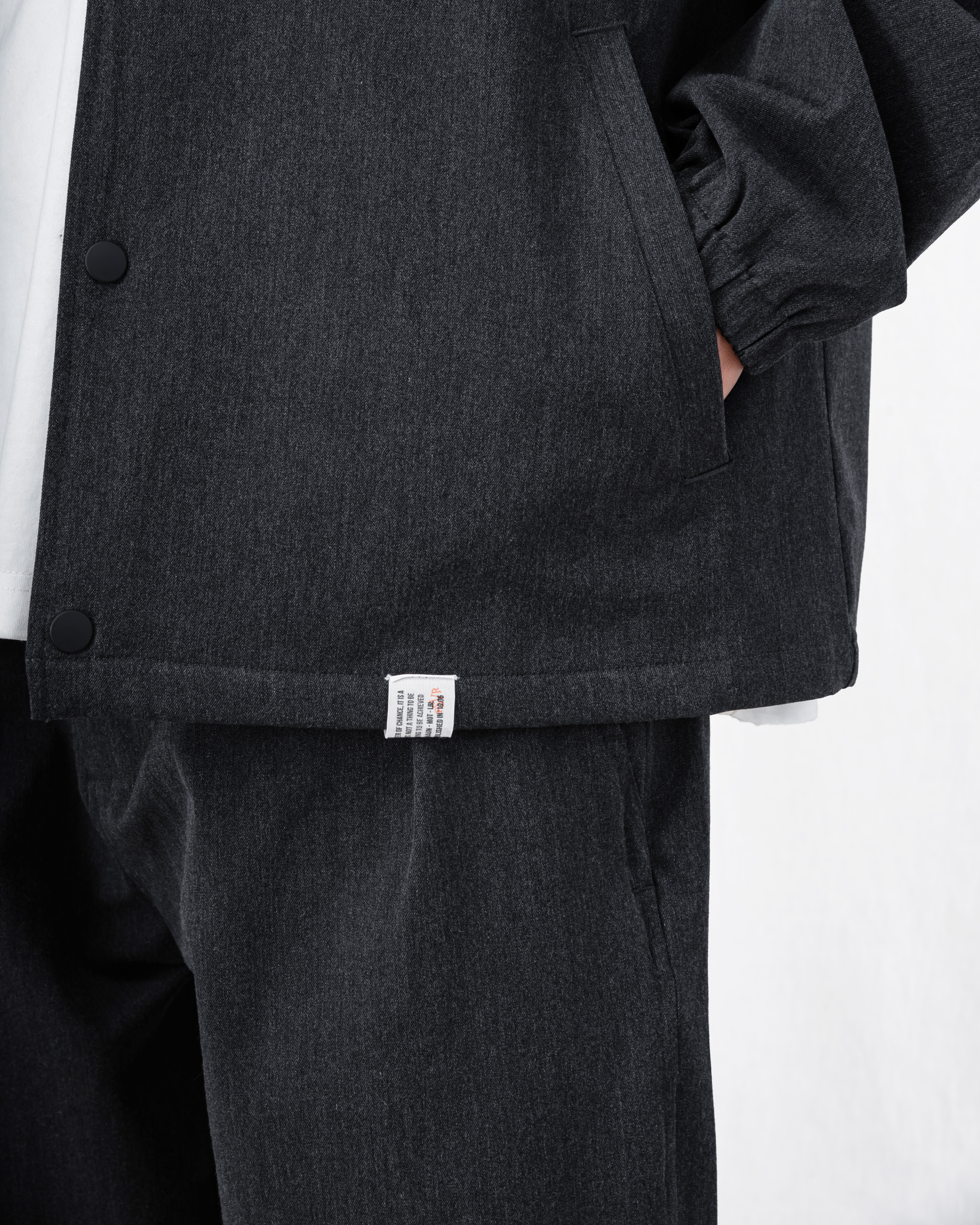 PERSEVERE SUITING PLEATED TAPERED TROUSERS 休閒感都會套裝 – 教練外套 深灰口袋細節