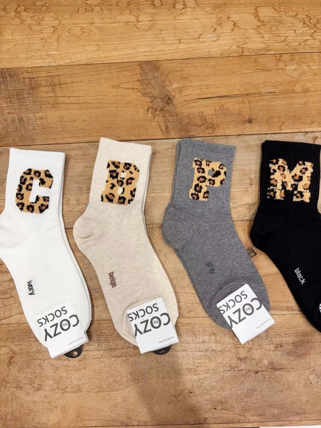 CT5346 豹紋毛毛字母刺繡長襪 (任選5對$75/ 任選10對 $138)