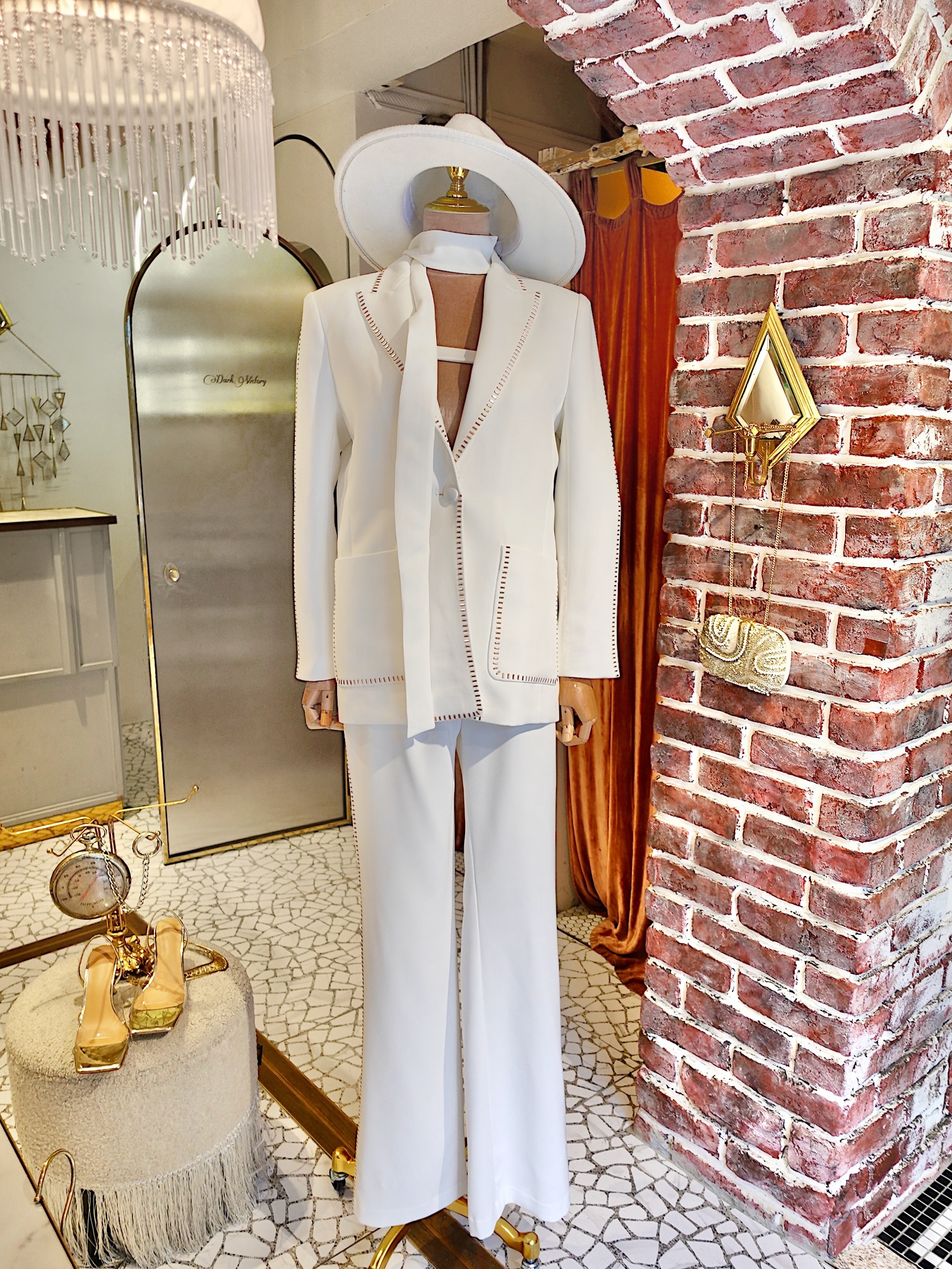 Diamond Chic白色摩登方鑽圍巾西装外套+長褲 套装