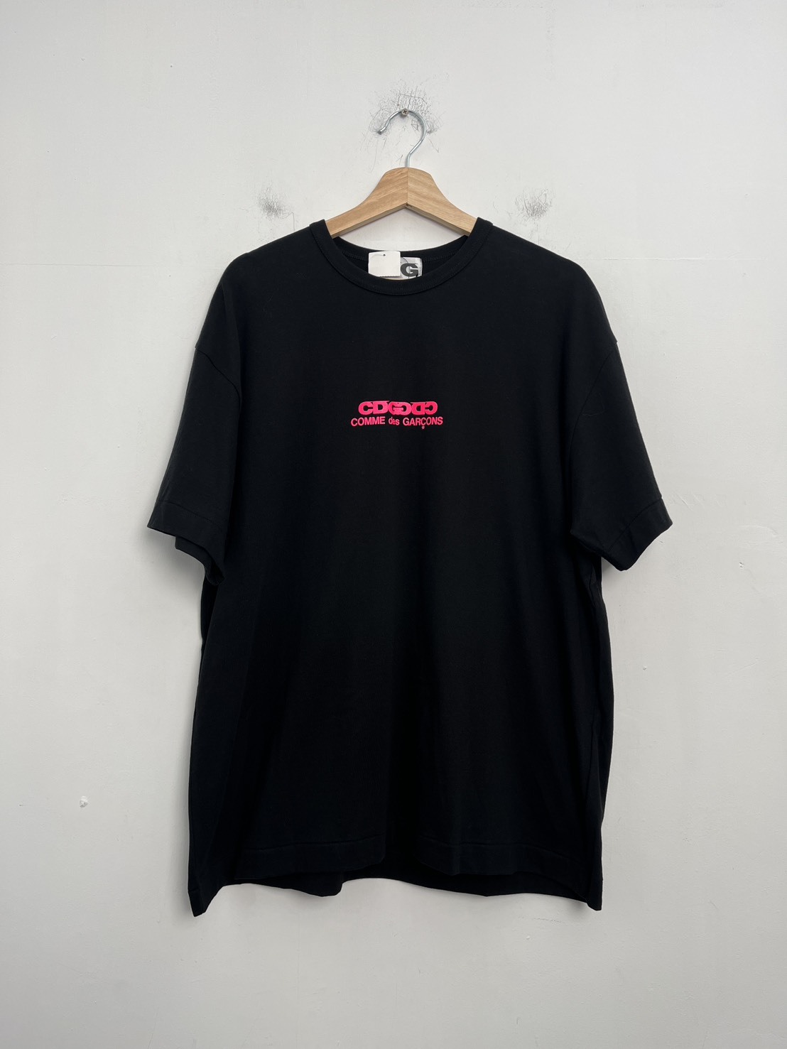 CDG Pink Logo OVERSIZED T-SHIRT 大阪限定 BLACK SIZE S