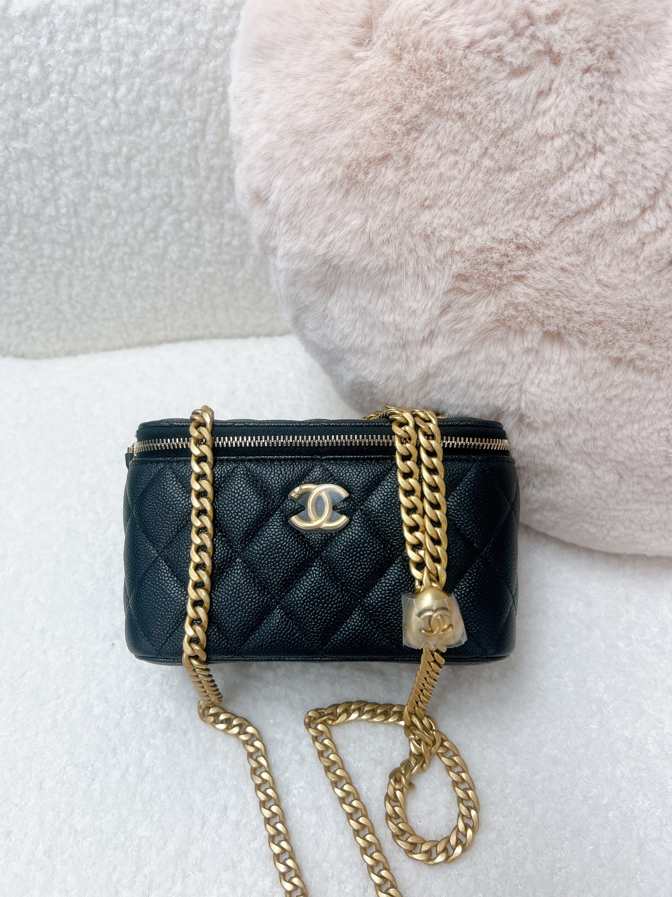 *Unused* Chanel vanity with heart adjustable chain (black caviar GHW)