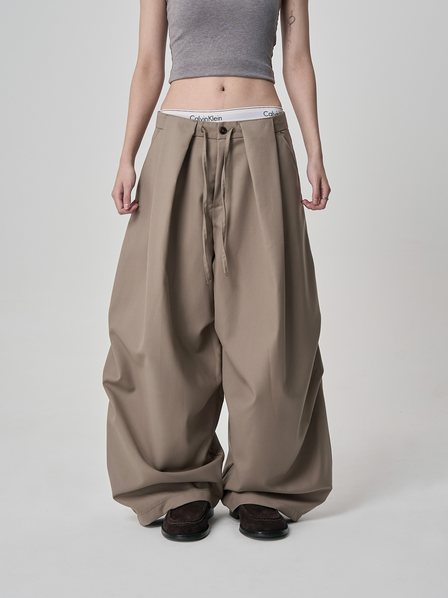 抽繩垂墜繭型西裝長褲-棕