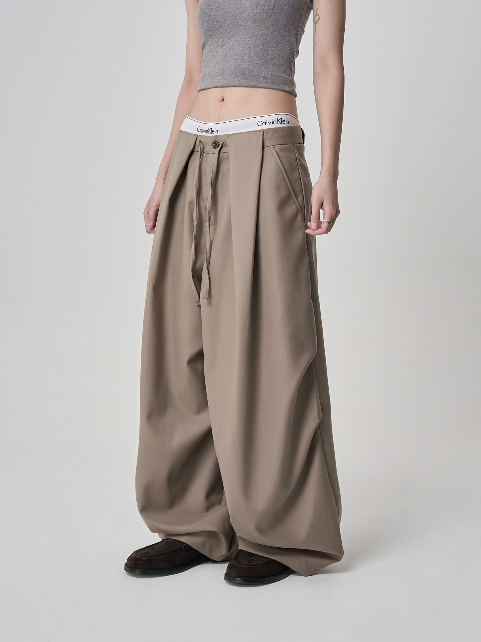 抽繩垂墜繭型西裝長褲-棕