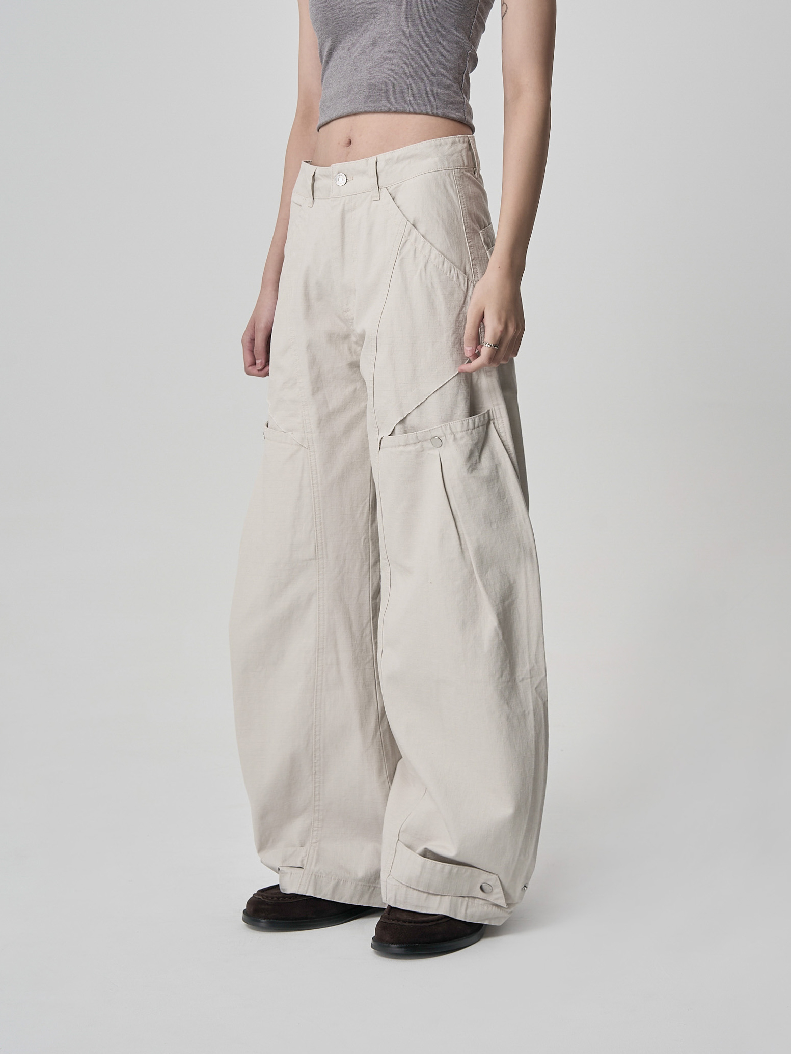 口袋摺縫棉質調節寬褲-卡其
