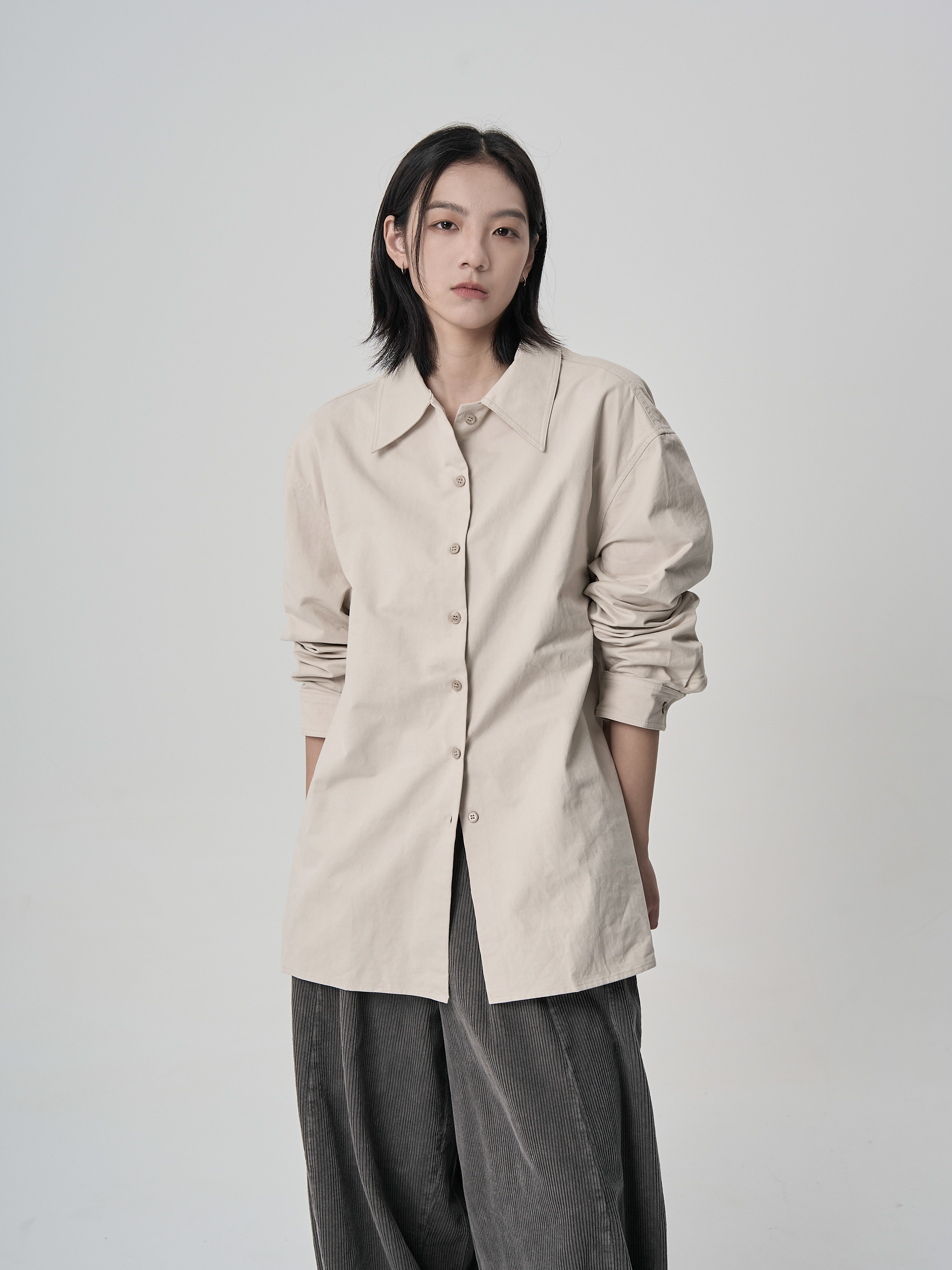 下擺開衩多釦襯衫-卡其