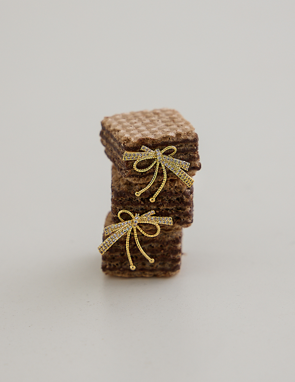 輕奢蝴蝶結線條。銀針耳環(金)