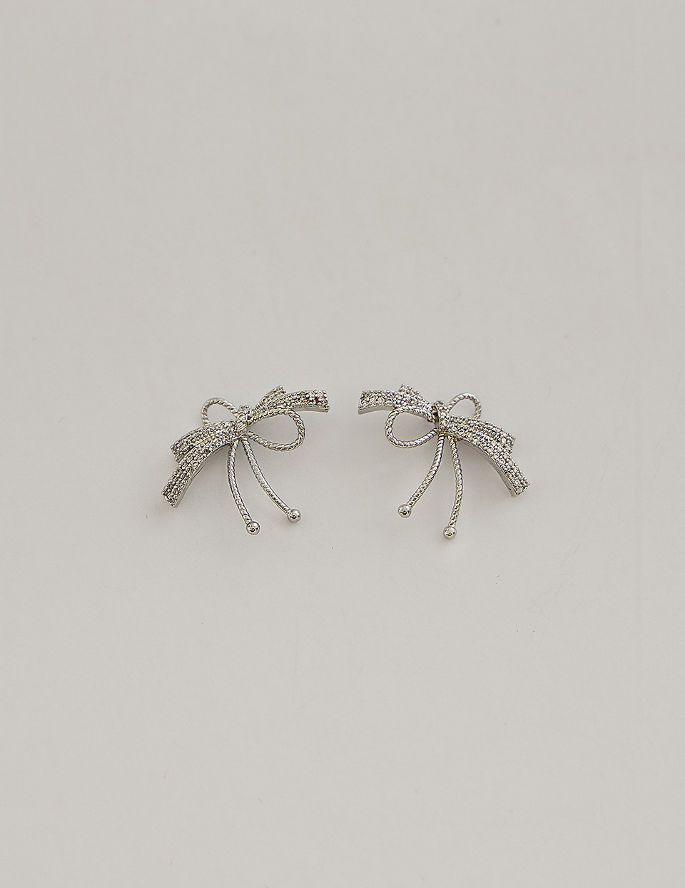 輕奢蝴蝶結線條。銀針耳環(銀)