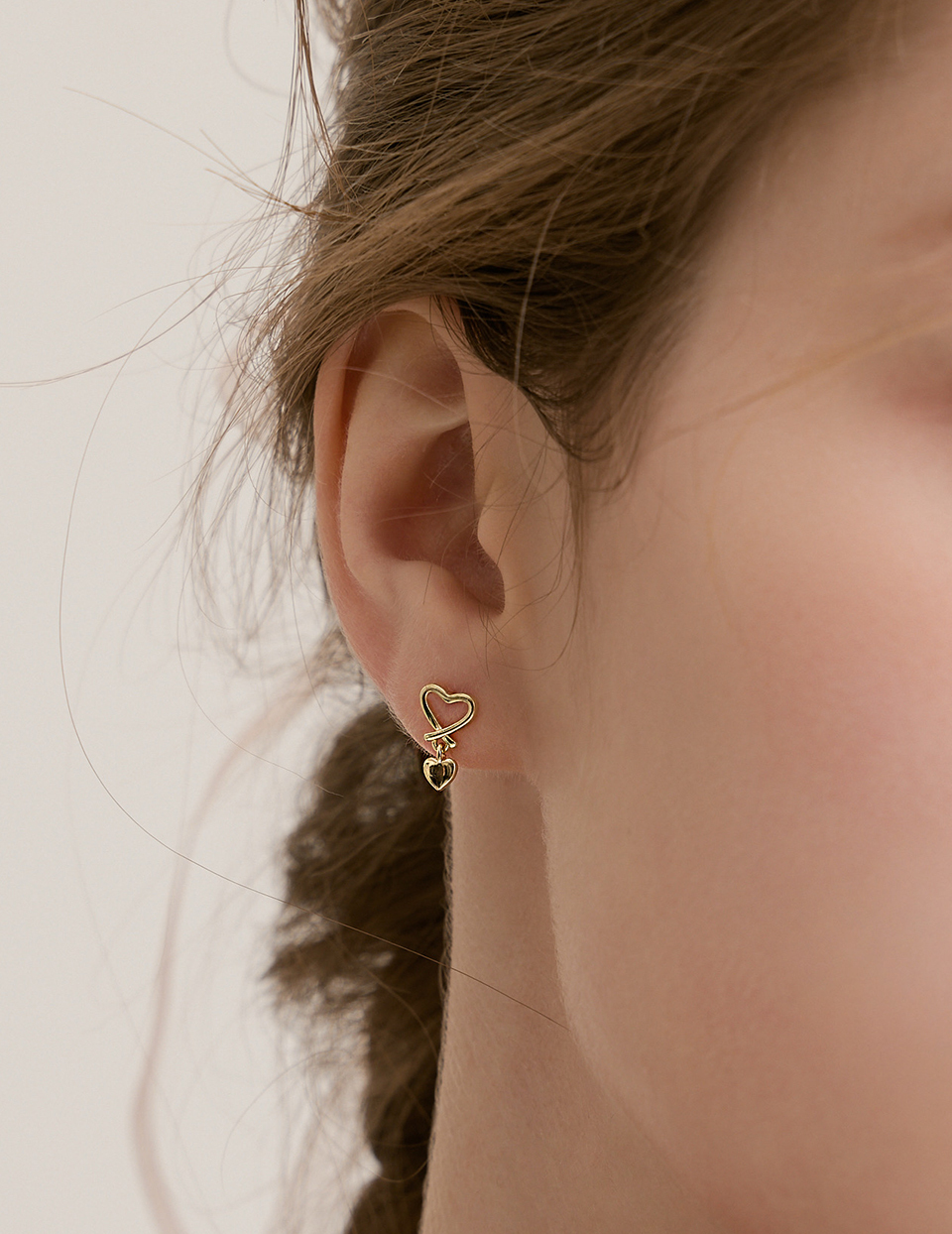 雙心垂墜。針式耳環