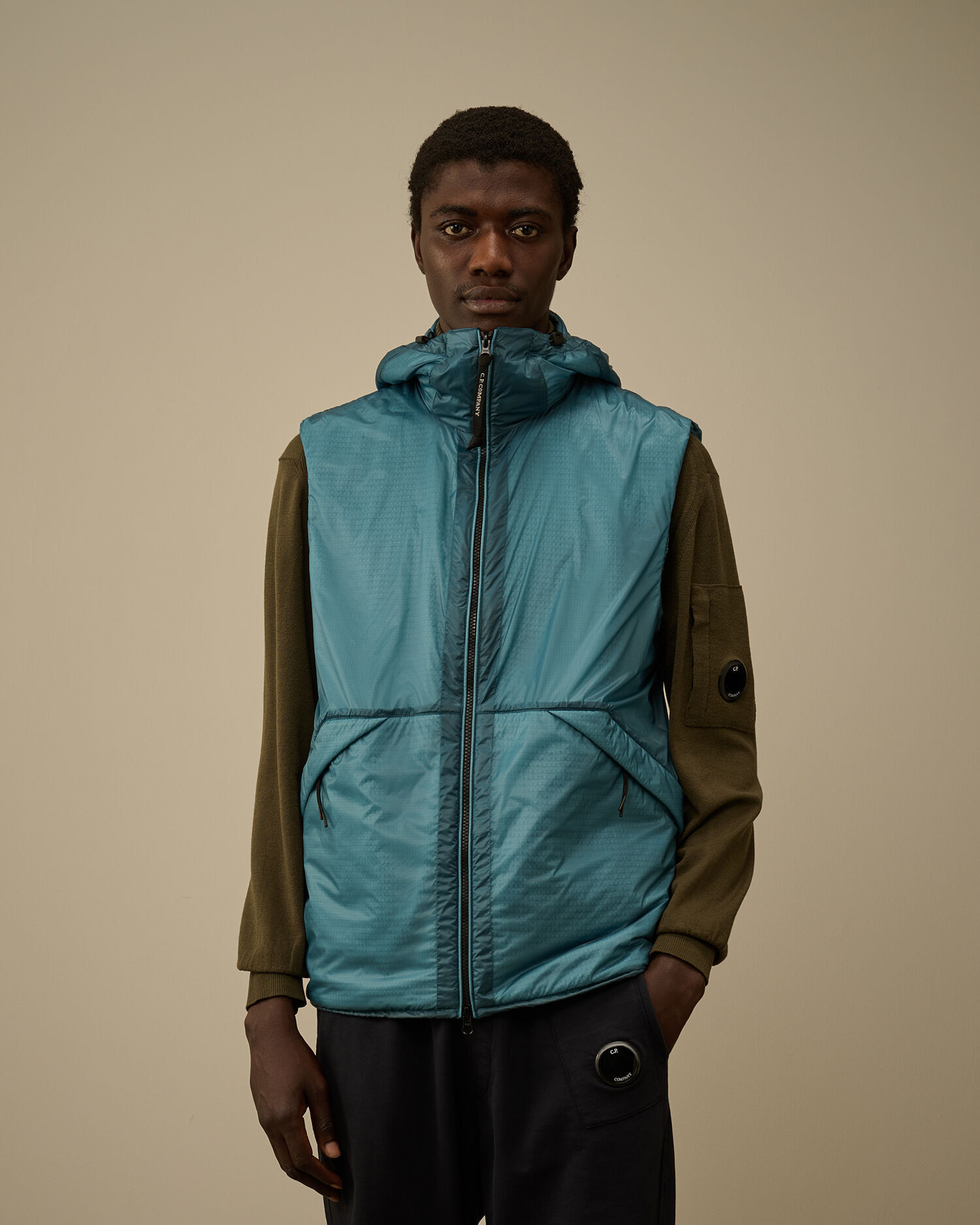 【代購】C.P. Company Nada Shell Goggle Padded Gilet 機能連帽羽絨背心 – 都市保暖・輕量防護