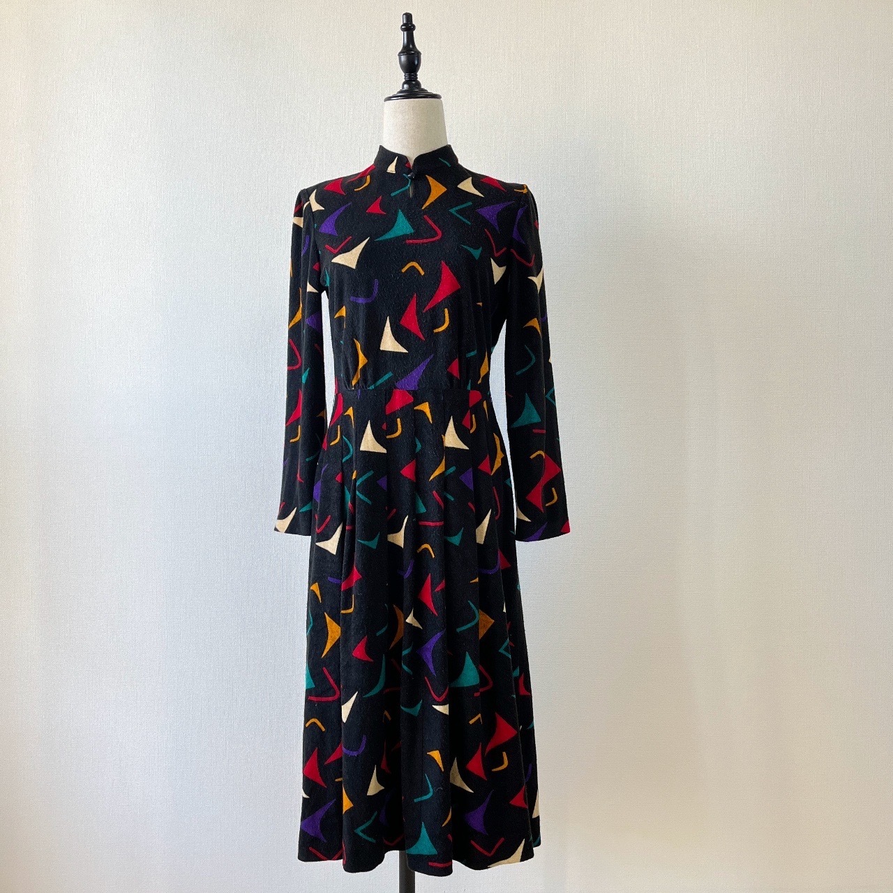 黑色毛迴力標圖案古著連身裙