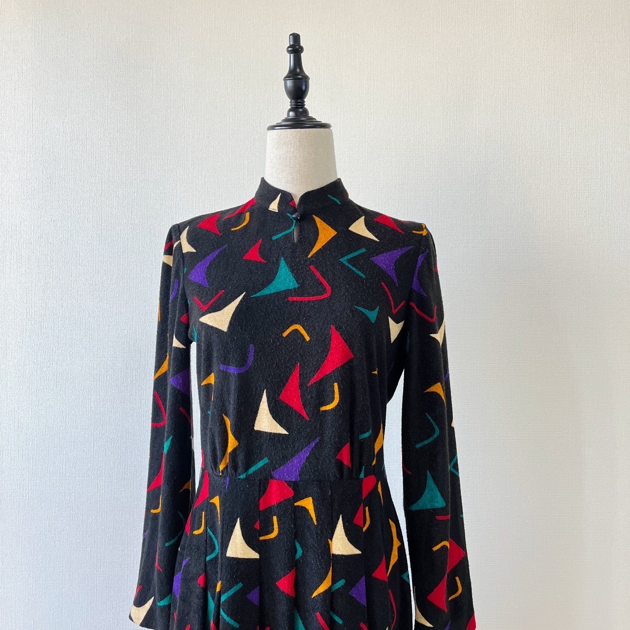 黑色毛迴力標圖案古著連身裙