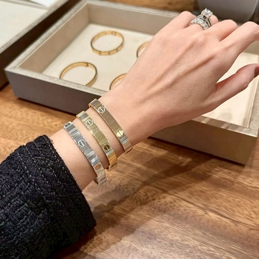 18k”ct LOVE Unlimited”25螺釘刻紋結構高奢定製手鐲鍊