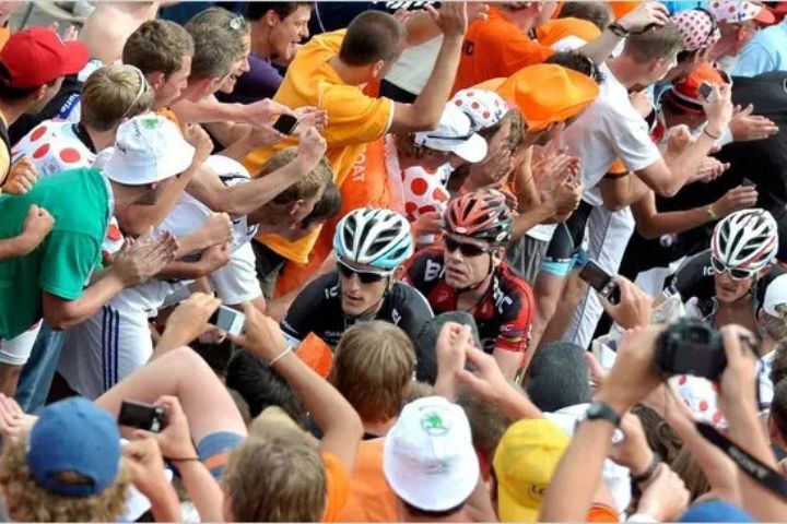 環法高山站的人牆,觀眾圍繞著 Andy Schleck 騎行的畫面。