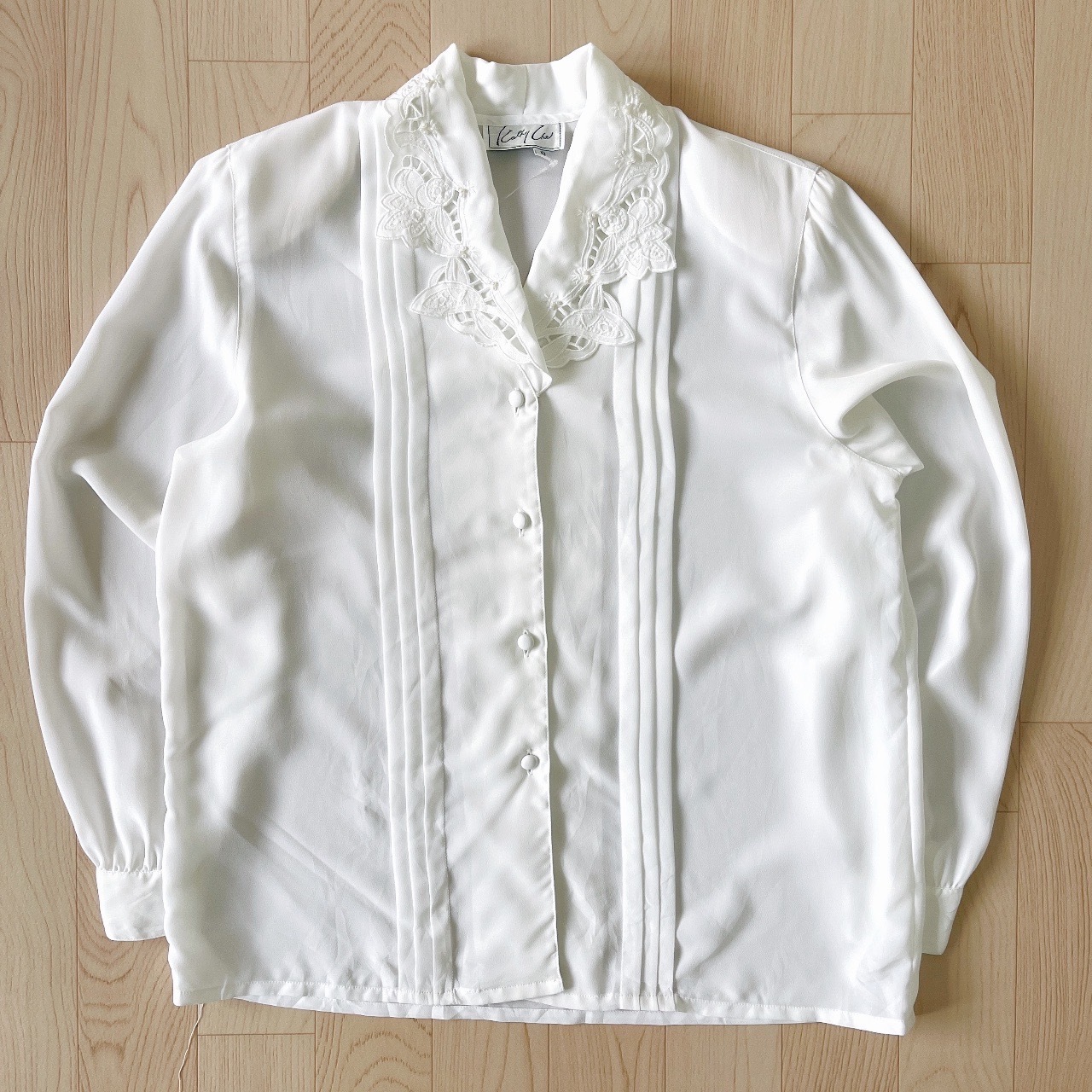 白色V領刺繡長袖上衣