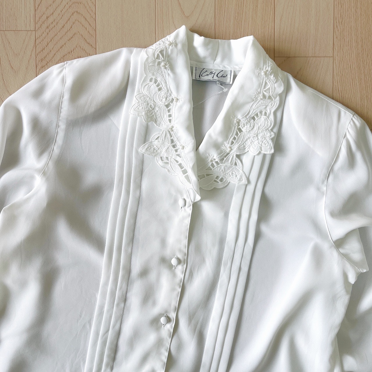 白色V領刺繡長袖上衣