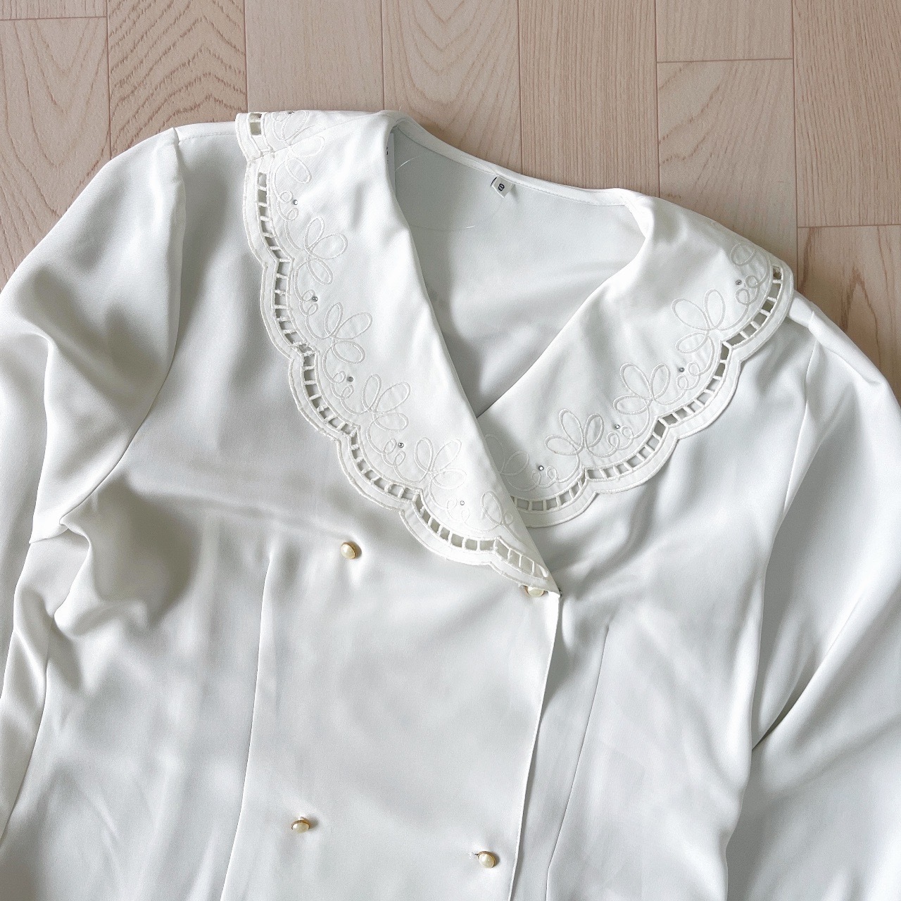 白色可愛花瓣領孖襟長袖上衣