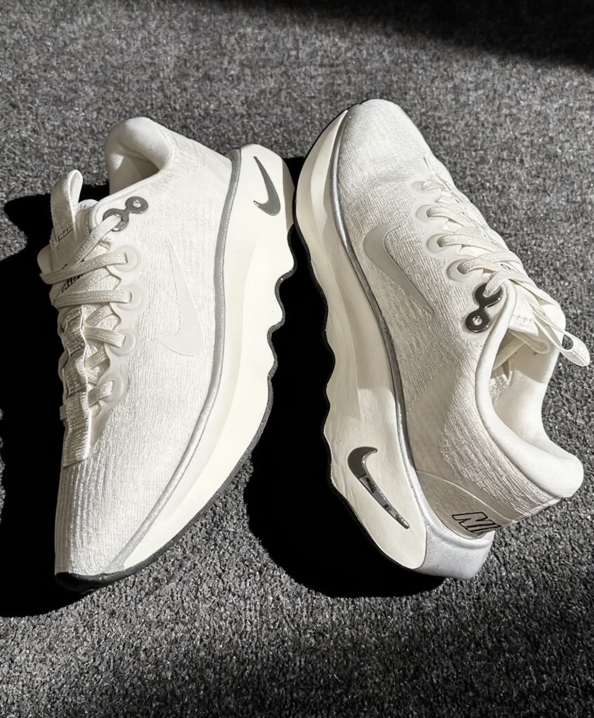 女鞋 NIKE W MOTIVA 白銀黑底 緩震 健走 慢跑 運動鞋【DV1238-103】