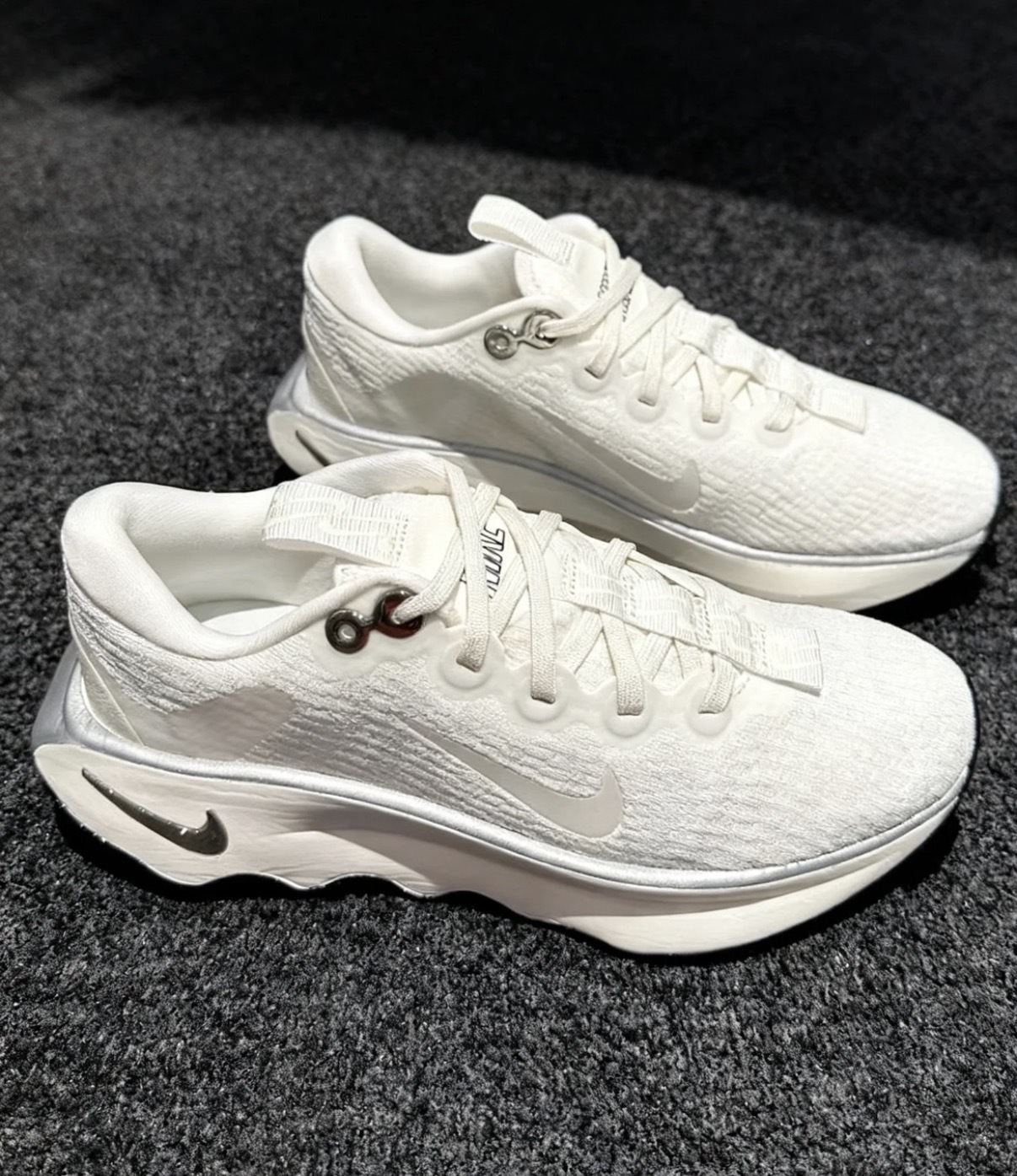 女鞋 NIKE W MOTIVA 白銀黑底 緩震 健走 慢跑 運動鞋【DV1238-103】