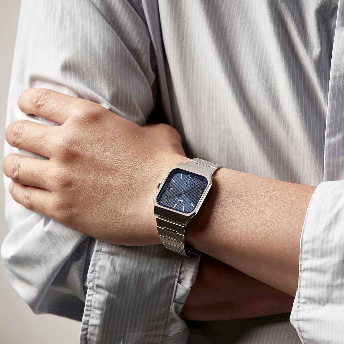 萬年鐘錶 - CASIO 卡西歐 正方形復古外觀藍色面盤中性男女錶  MTP-B185D-2A1  錶徑32.5MM