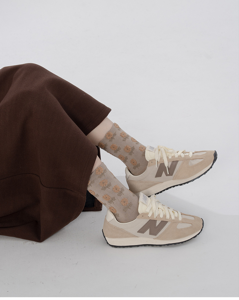 Retro-style 3D floral mid-calf socks, available in two colors.【07110603】in stock+pre-order