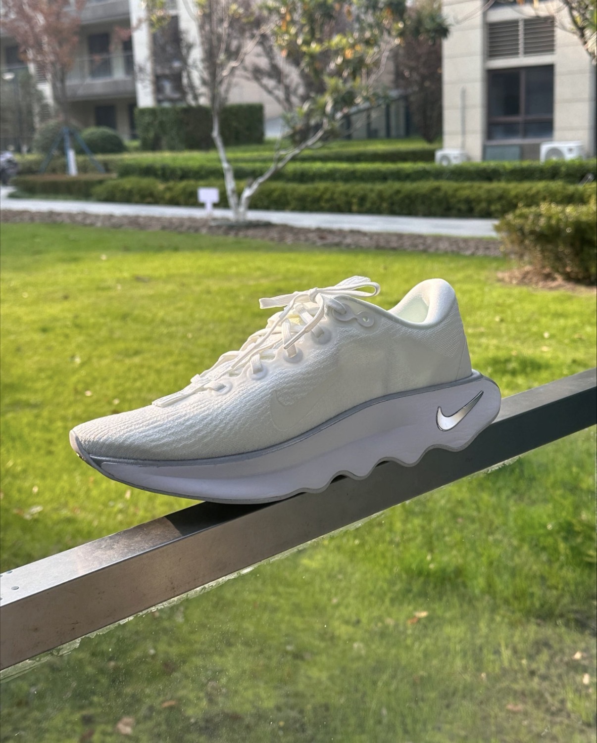 女鞋 NIKE W MOTIVA 白銀灰底 緩震 健走 慢跑 運動鞋【DV1238-111】