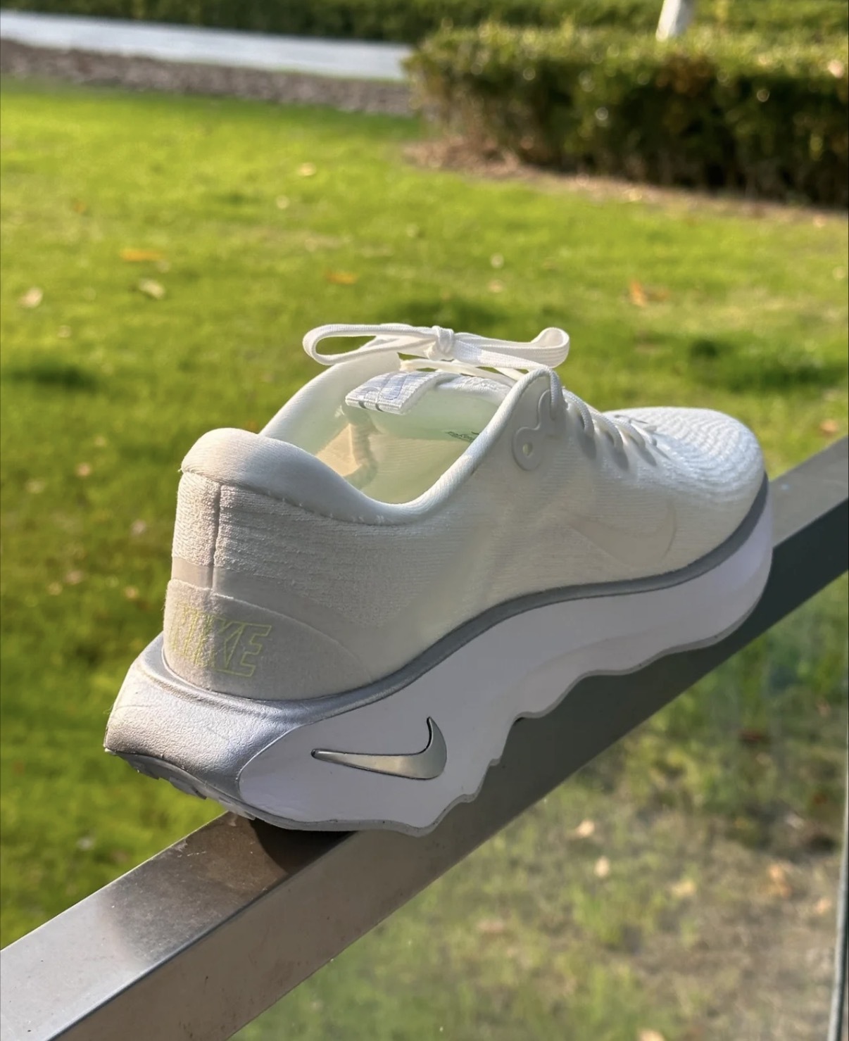 女鞋 NIKE W MOTIVA 白銀灰底 緩震 健走 慢跑 運動鞋【DV1238-111】