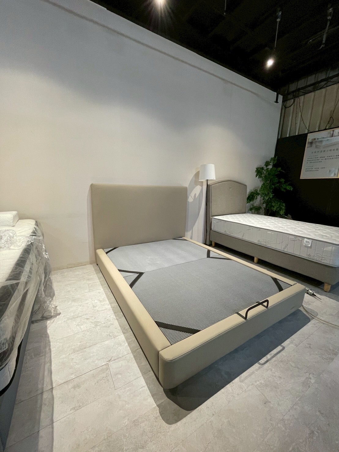 2505｜極簡奶白床架組