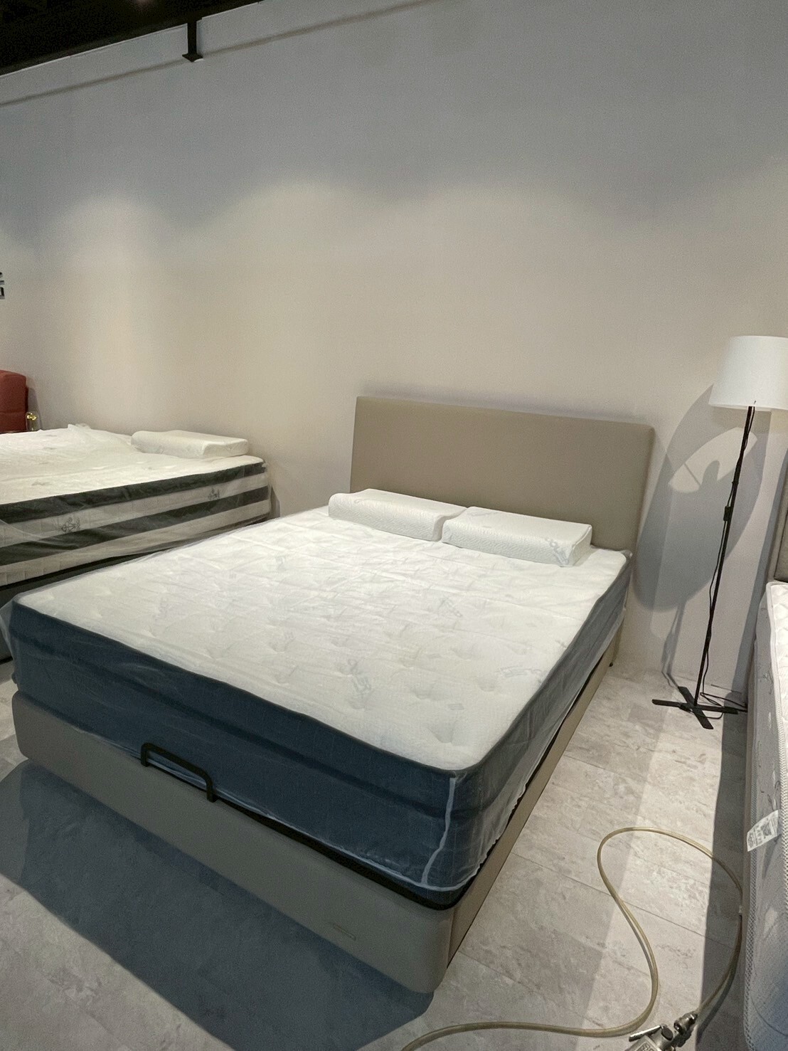 2505｜極簡奶白床架組