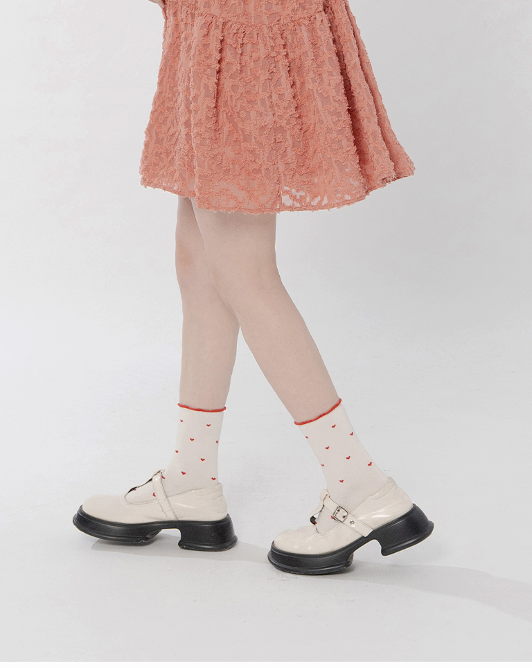 Glittery heart-shaped mid-calf socks with ruffled trim, available in two colors.【07110605】in stock+pre-order