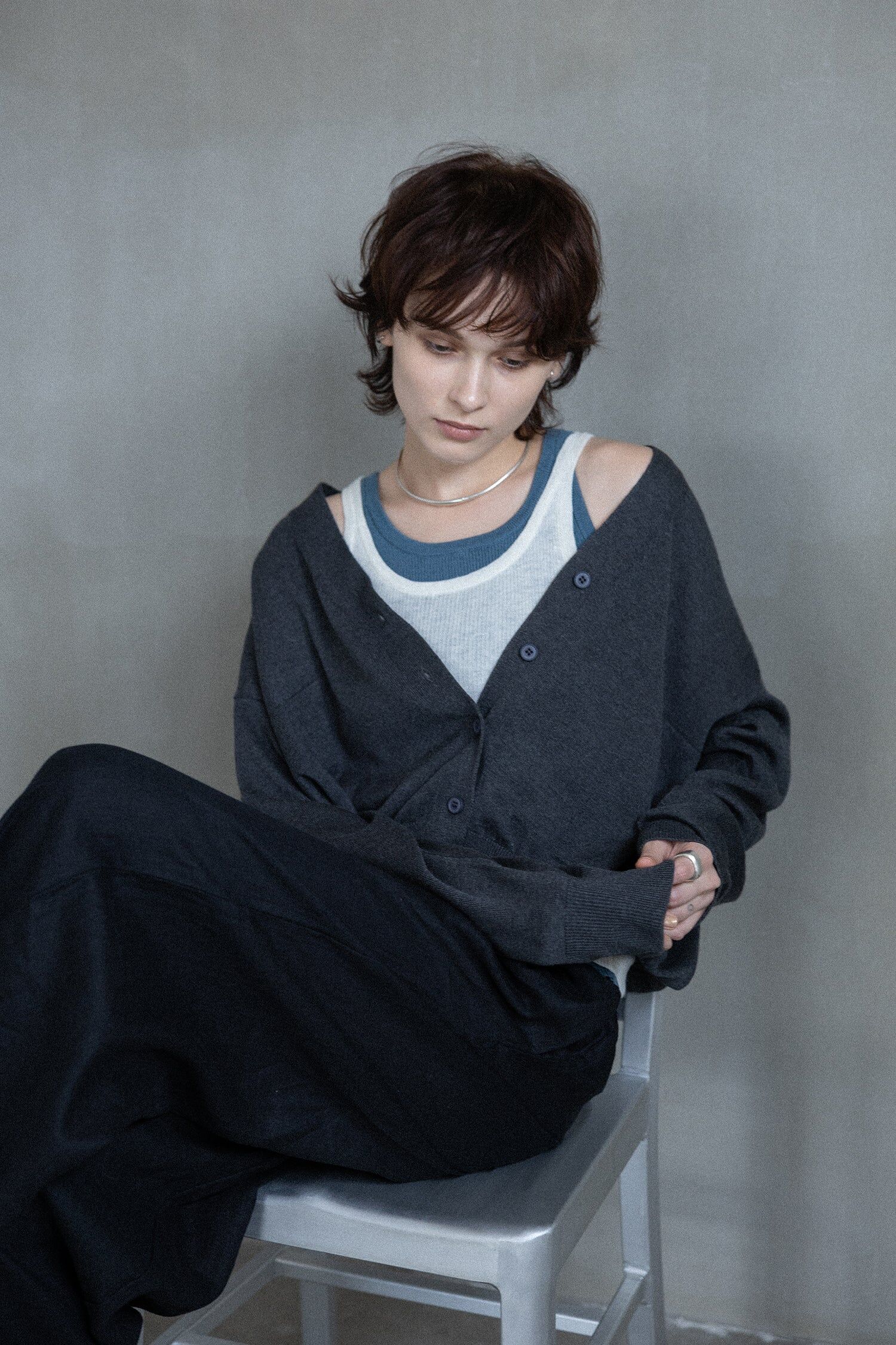 2025 秋冬 絲質Ｖ領長袖開襟衫_灰黑