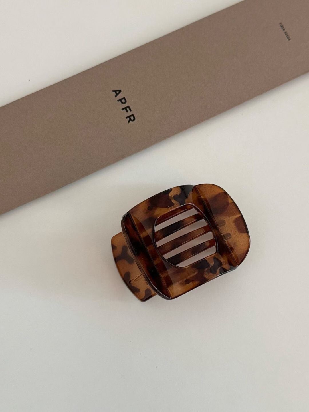 琥珀色方形鏤空造型鯊魚夾髮夾