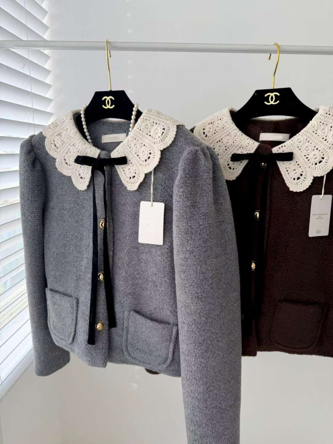 蕾絲領片綁帶造型排釦雙口袋毛呢外套 / 2色