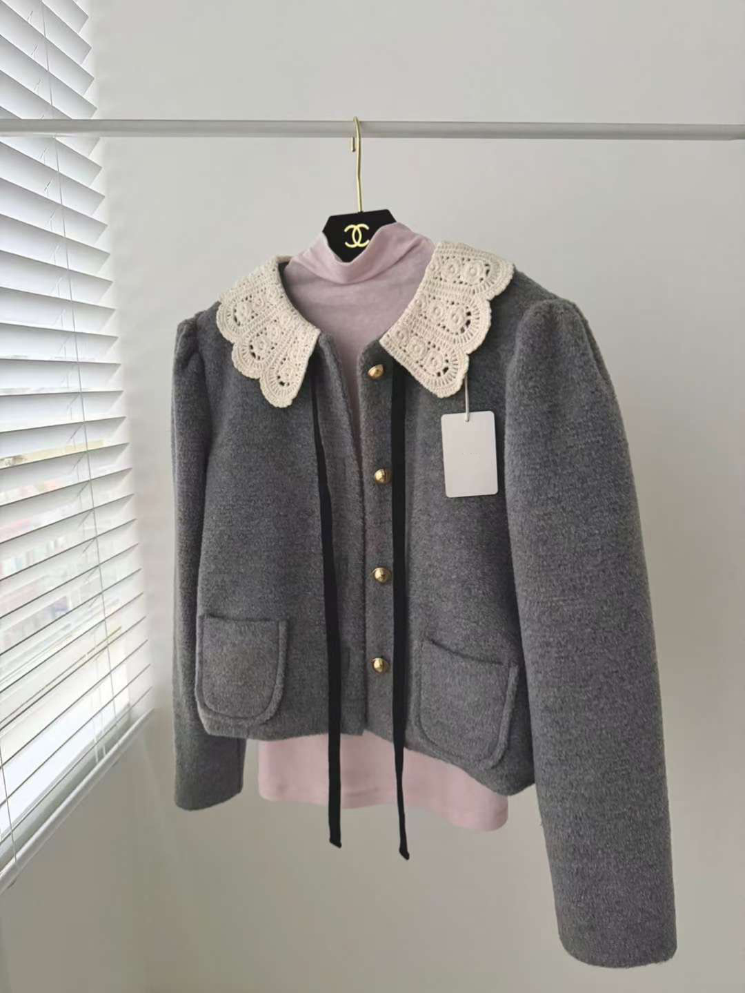 蕾絲領片綁帶造型排釦雙口袋毛呢外套 / 2色