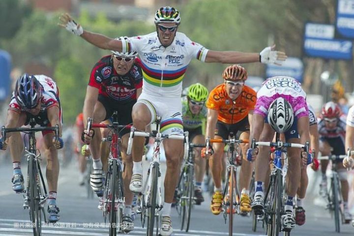 Mario Cipollini 身穿彩虹衫在公路賽中完成經典衝刺,展現他作為衝刺王的代表性畫面