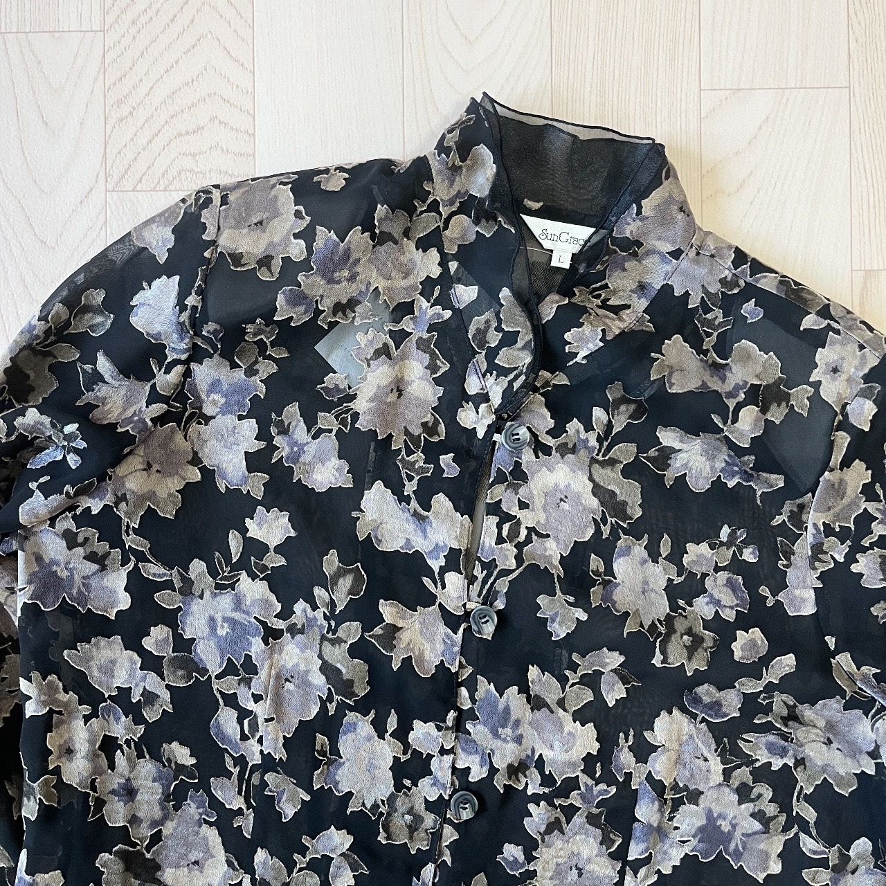 黑底灰色花卉雪紡襯衫