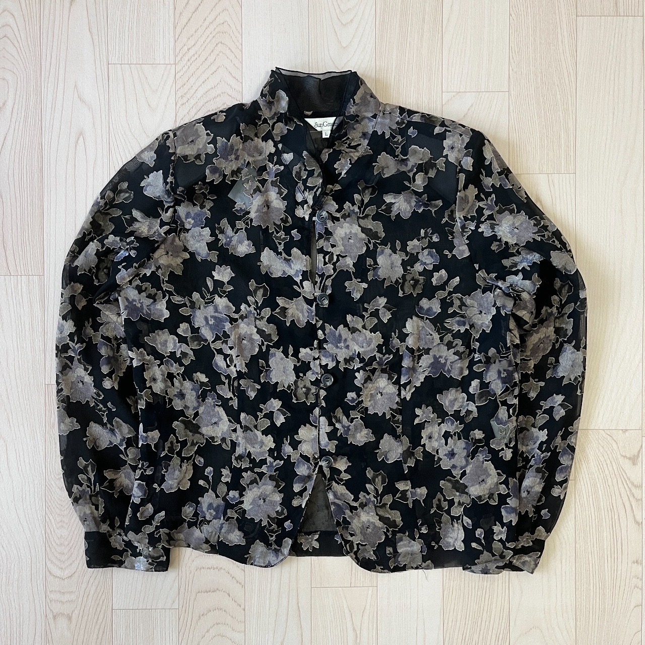 黑底灰色花卉雪紡襯衫