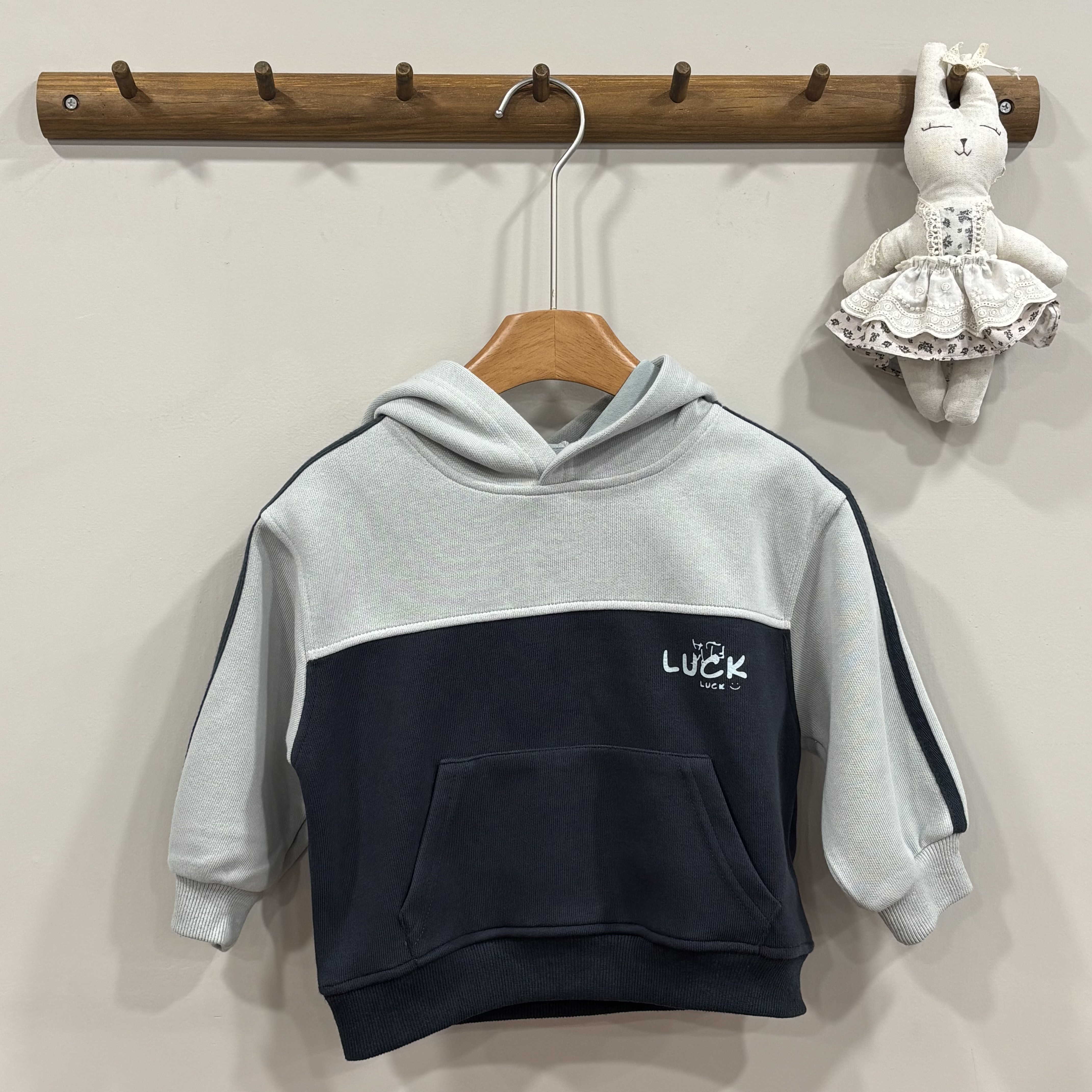 A03312拼色線條帽T